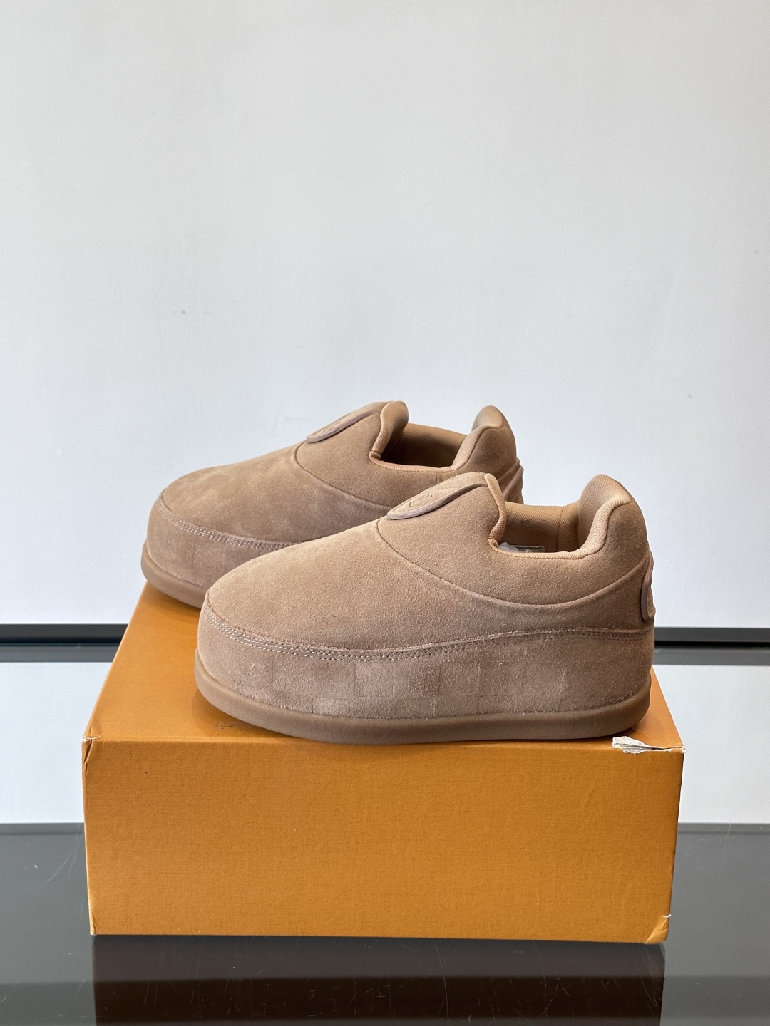 LV与Nigo联名Buttersoft面包鞋，2025秋冬系列，牛皮革+羊皮革材质，绒面柔软，圆润鞋型超