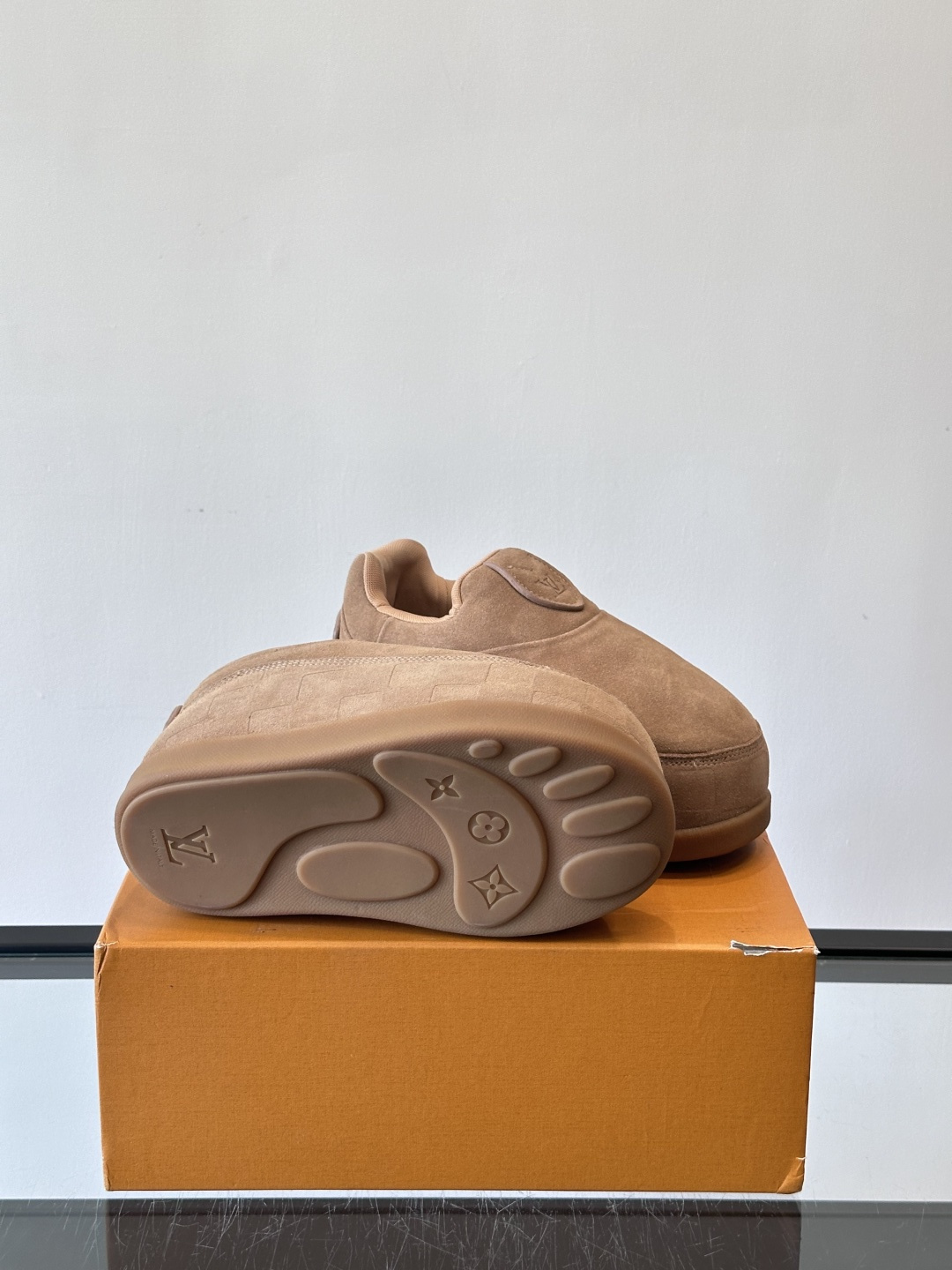 LV与Nigo联名Buttersoft面包鞋，2025秋冬系列，牛皮革+羊皮革材质，绒面柔软，圆润鞋型超