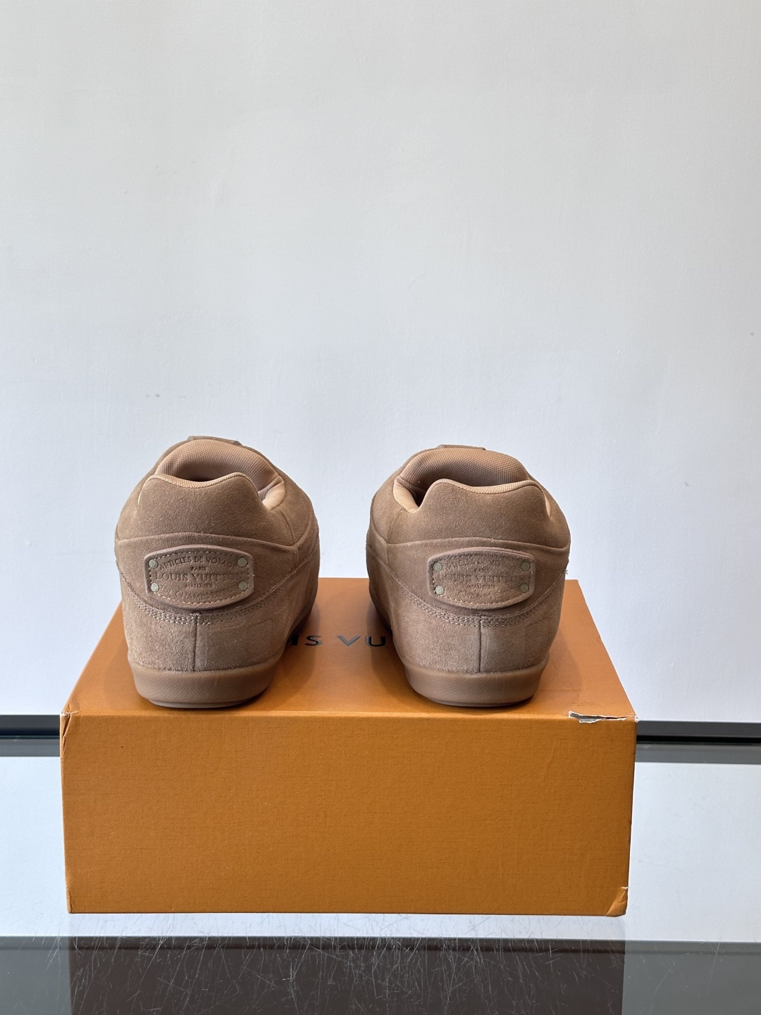 LV与Nigo联名Buttersoft面包鞋，2025秋冬系列，牛皮革+羊皮革材质，绒面柔软，圆润鞋型超