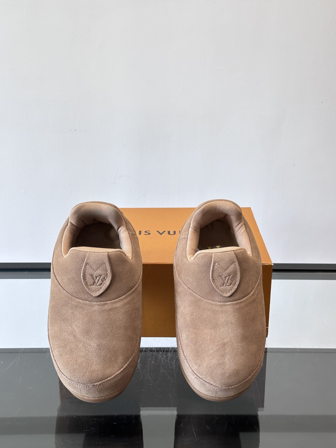 LV与Nigo联名Buttersoft面包鞋，2025秋冬系列，牛皮革+羊皮革材质，绒面柔软，圆润鞋型超
