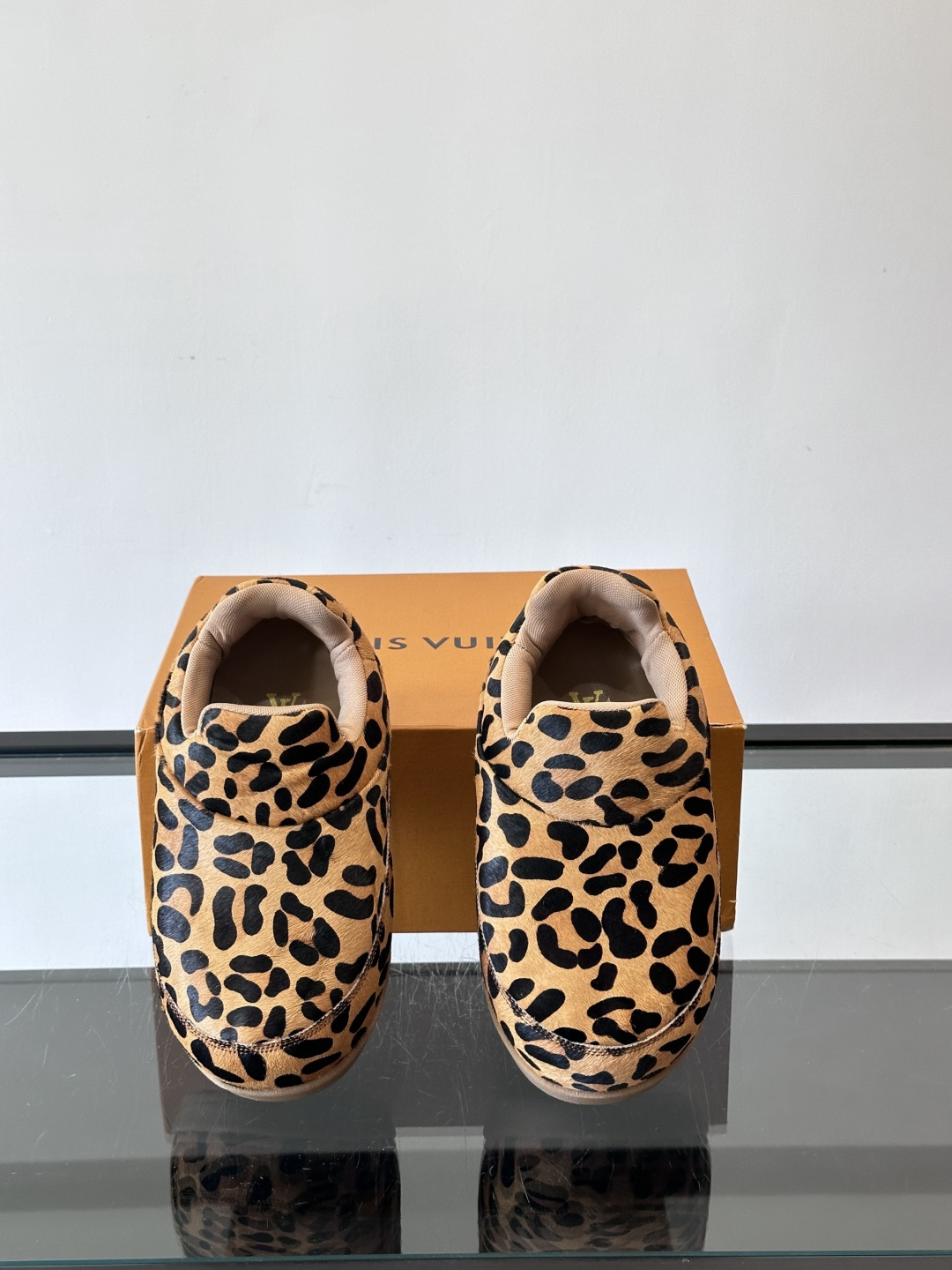 LV与Nigo联名Buttersoft面包鞋，2025秋冬系列，牛皮革+羊皮革材质，绒面柔软，圆润鞋型超