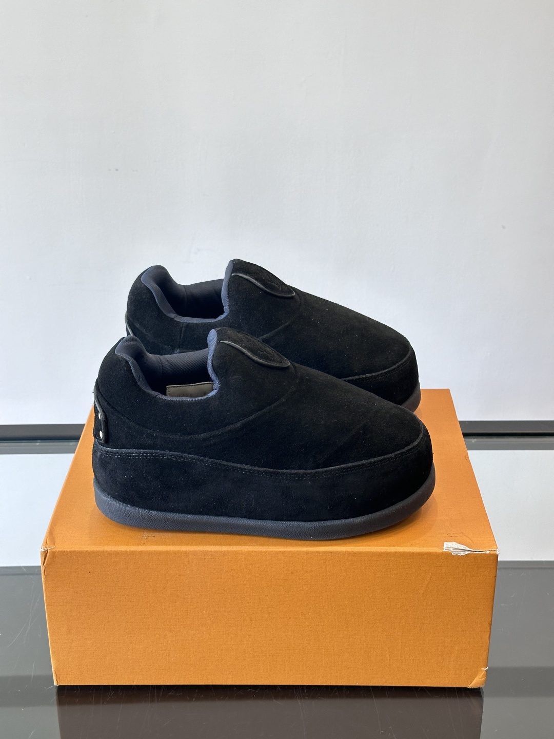 LV与Nigo联名Buttersoft面包鞋，2025秋冬系列，牛皮革+羊皮革材质，绒面柔软，圆润鞋型超