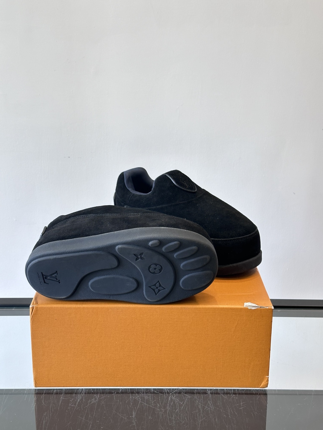 LV与Nigo联名Buttersoft面包鞋，2025秋冬系列，牛皮革+羊皮革材质，绒面柔软，圆润鞋型超