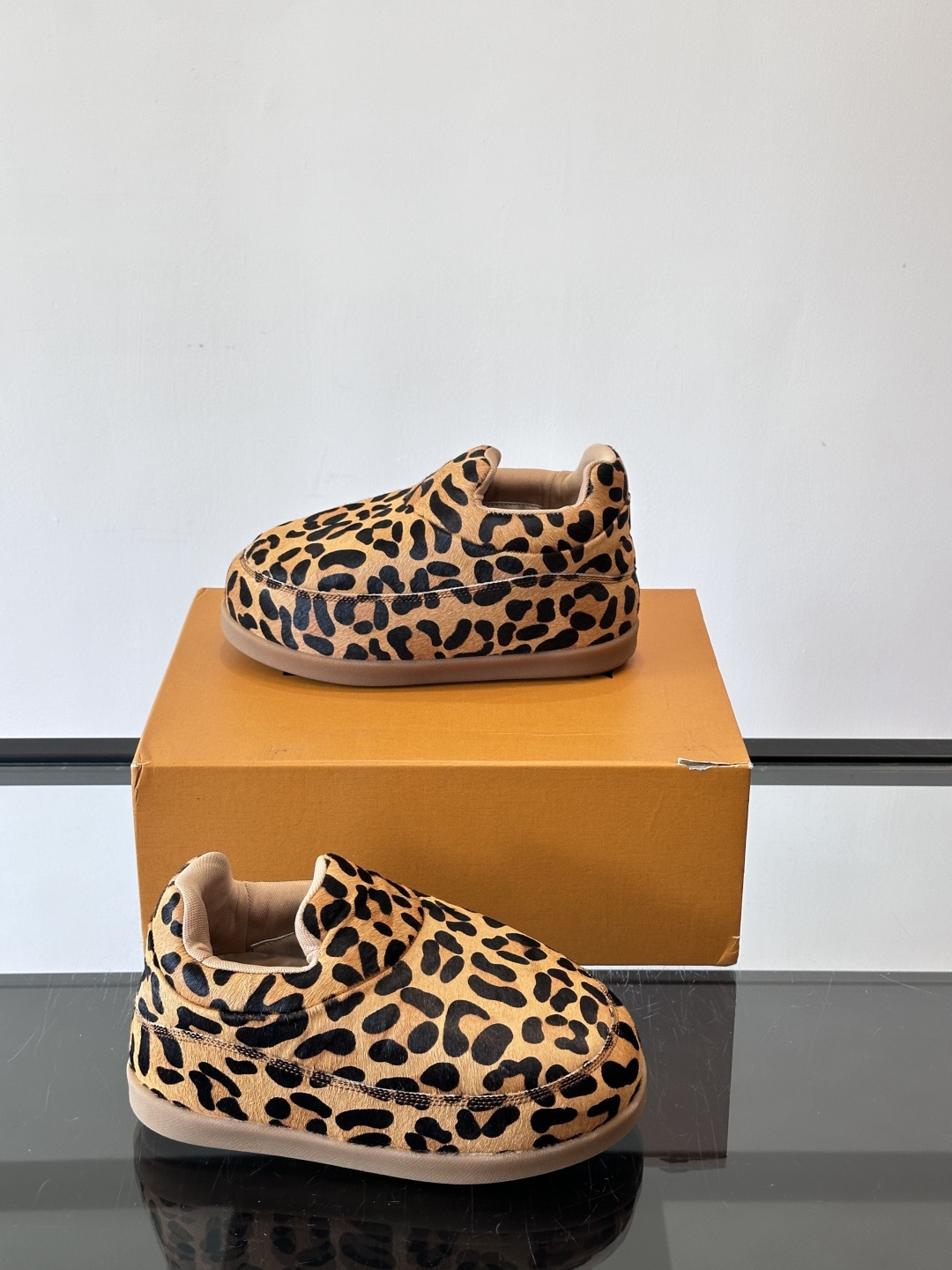 LV与Nigo联名Buttersoft面包鞋，2025秋冬系列，牛皮革+羊皮革材质，绒面柔软，圆润鞋型超