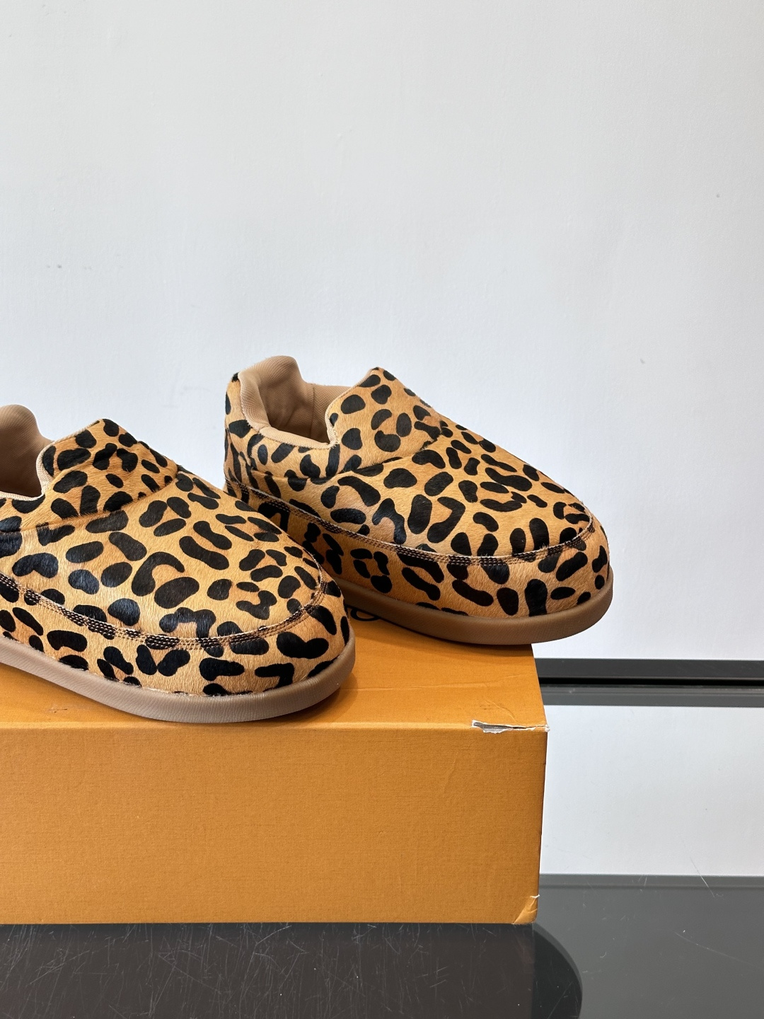 LV与Nigo联名Buttersoft面包鞋，2025秋冬系列，牛皮革+羊皮革材质，绒面柔软，圆润鞋型超