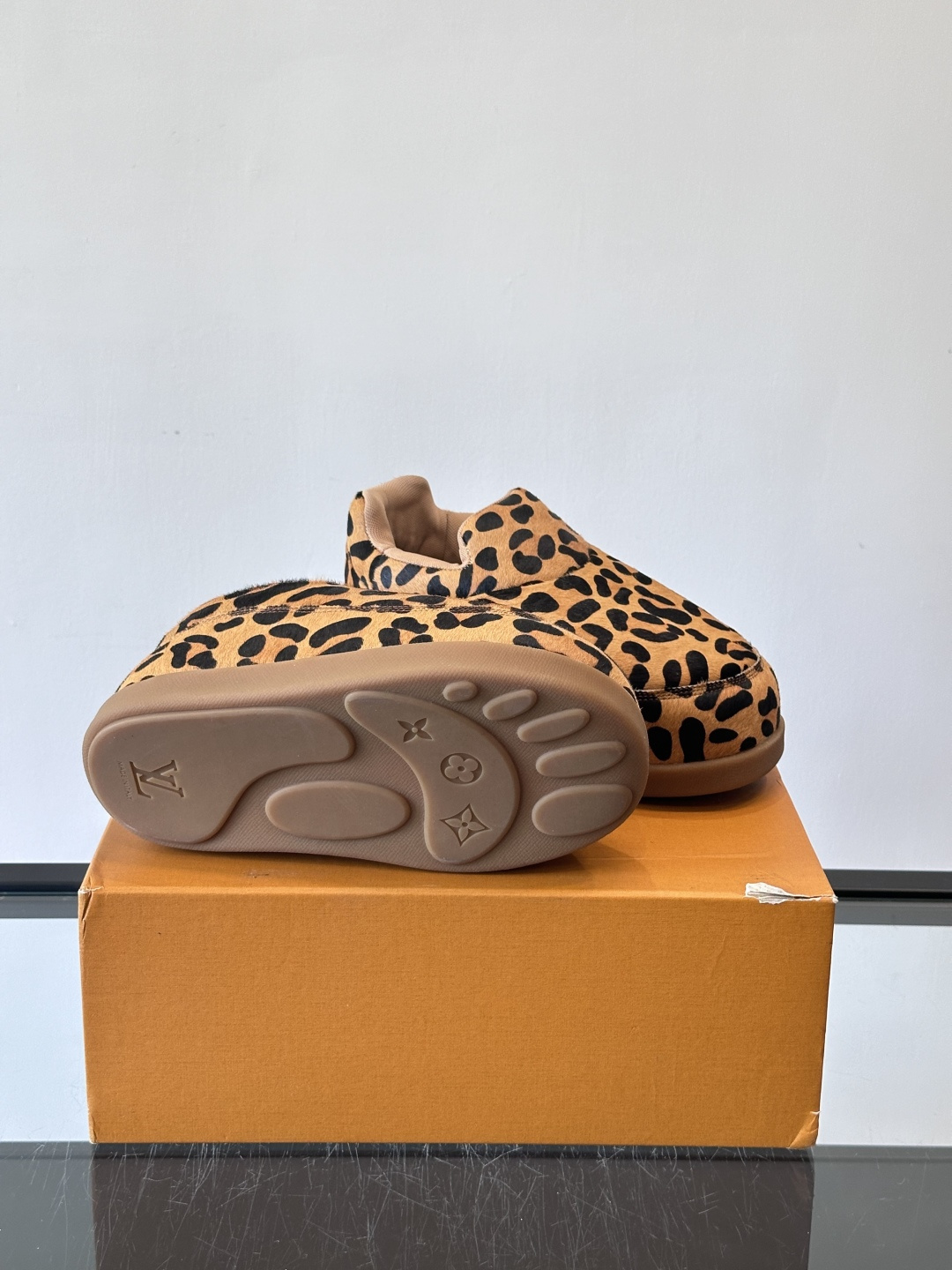 LV与Nigo联名Buttersoft面包鞋，2025秋冬系列，牛皮革+羊皮革材质，绒面柔软，圆润鞋型超