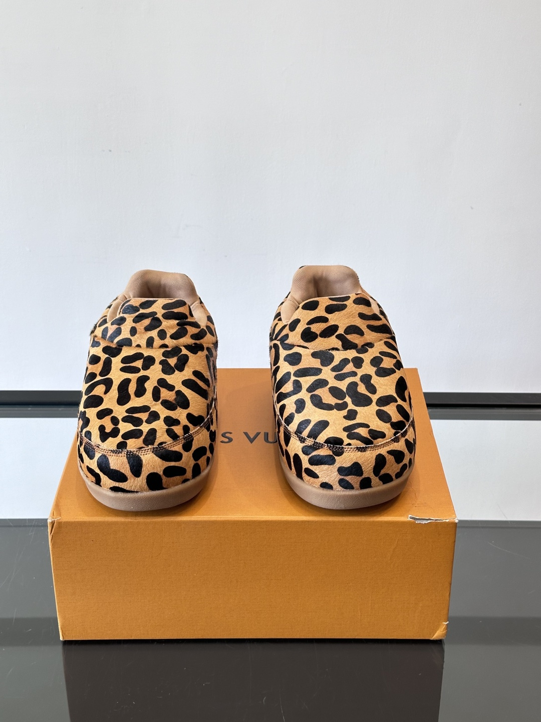 LV与Nigo联名Buttersoft面包鞋，2025秋冬系列，牛皮革+羊皮革材质，绒面柔软，圆润鞋型超