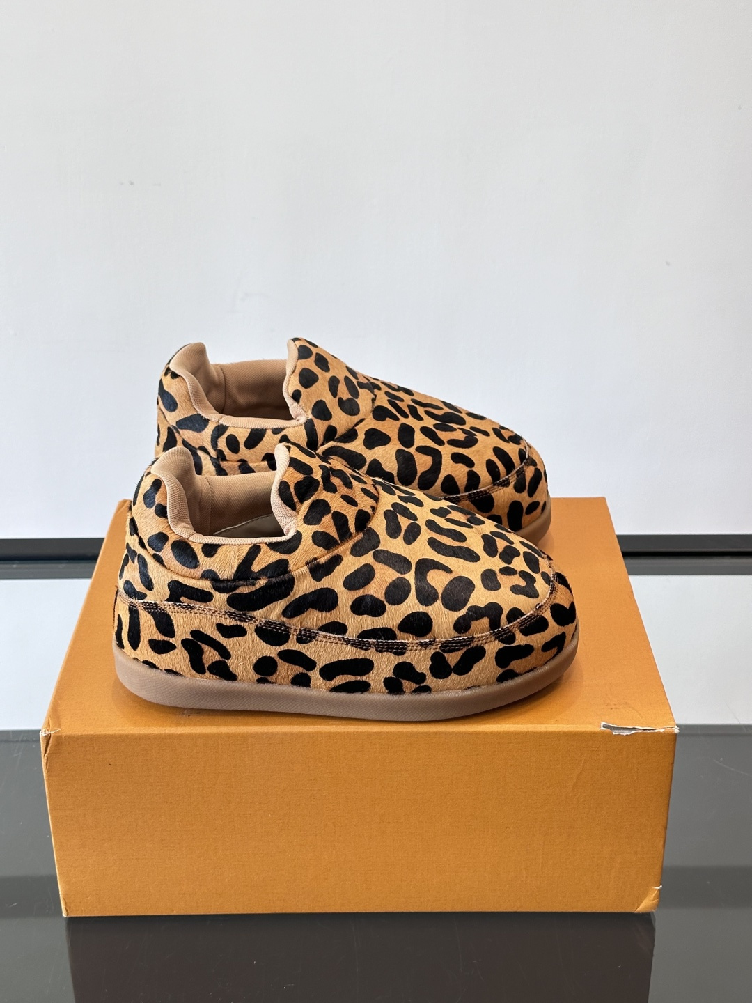 LV与Nigo联名Buttersoft面包鞋，2025秋冬系列，牛皮革+羊皮革材质，绒面柔软，圆润鞋型超