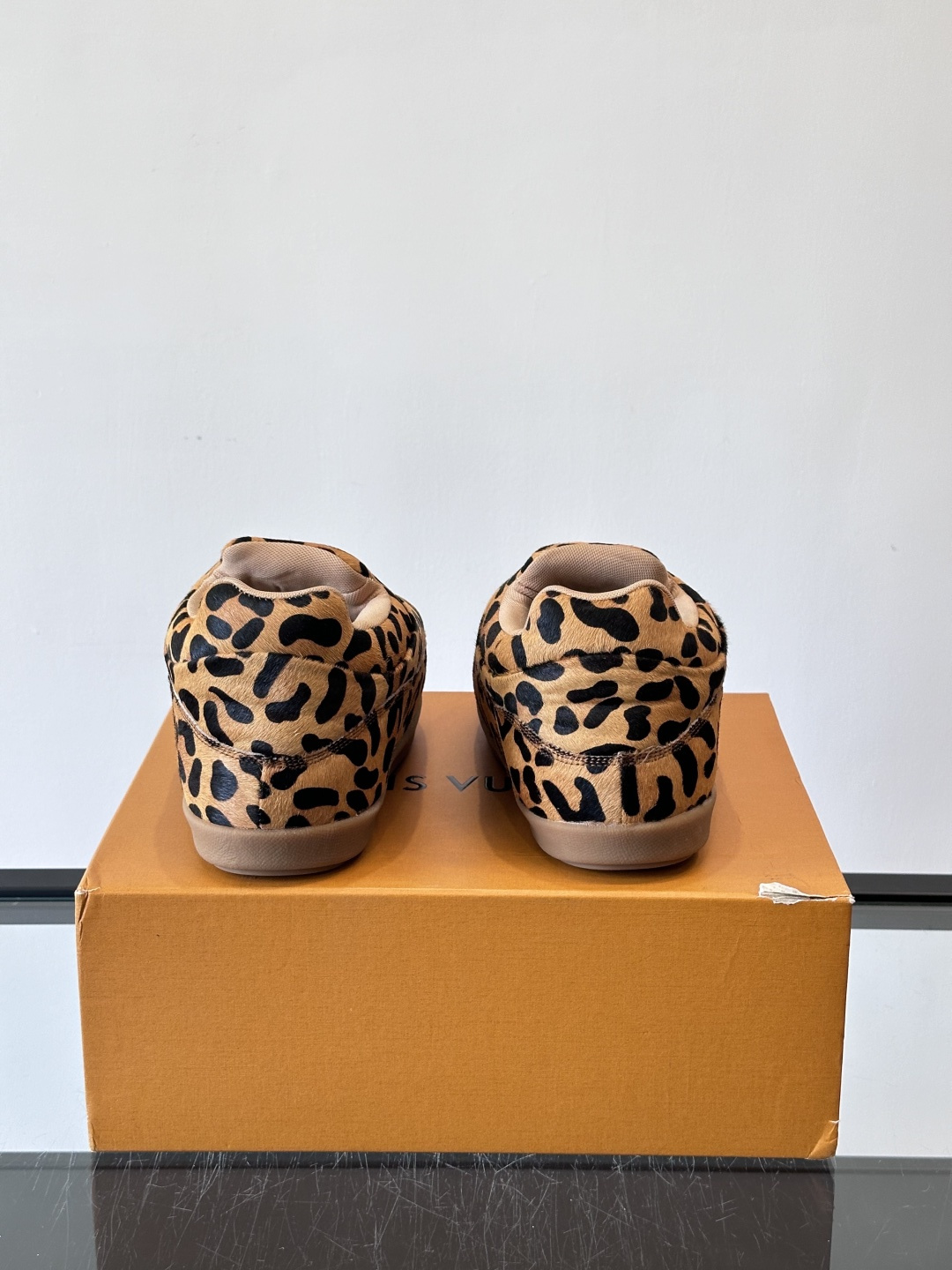 LV与Nigo联名Buttersoft面包鞋，2025秋冬系列，牛皮革+羊皮革材质，绒面柔软，圆润鞋型超