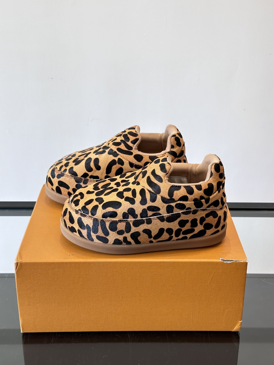 LV与Nigo联名Buttersoft面包鞋，2025秋冬系列，牛皮革+羊皮革材质，绒面柔软，圆润鞋型超