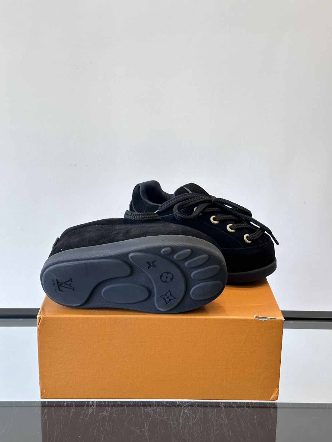 LV胖丁面包鞋🍞LV胖丁面包鞋是路易威登与nigo。联名的秋冬新款，圆润鞋型+复古咖啡色，羊皮革材质柔软