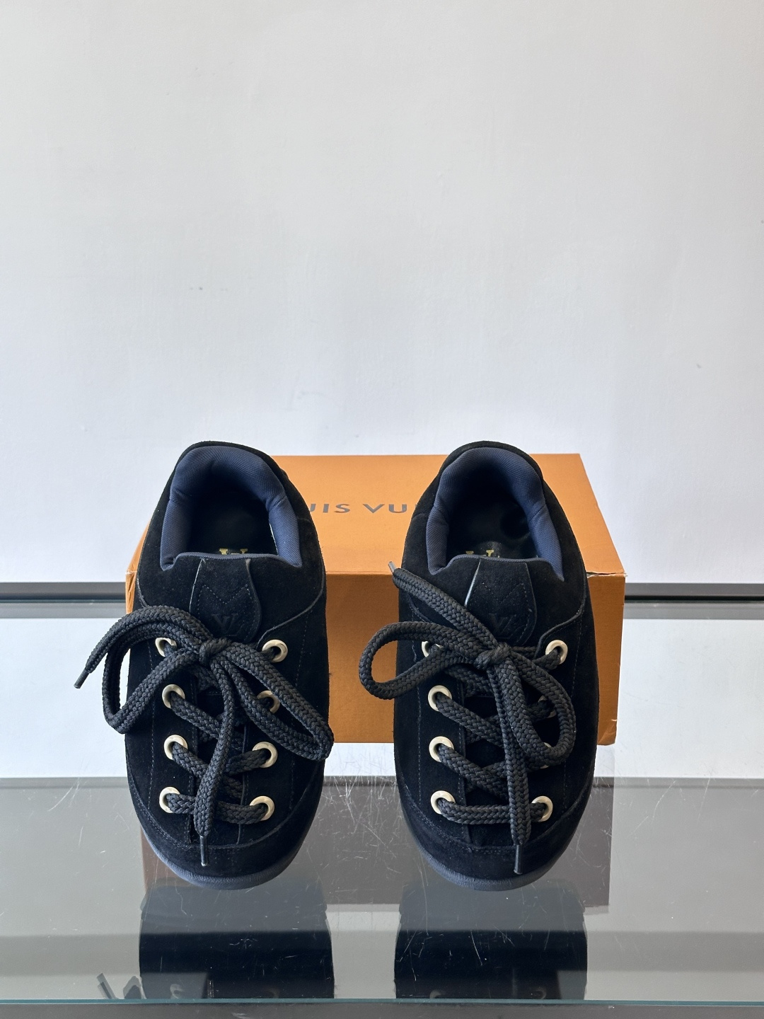 LV胖丁面包鞋🍞LV胖丁面包鞋是路易威登与nigo。联名的秋冬新款，圆润鞋型+复古咖啡色，羊皮革材质柔软