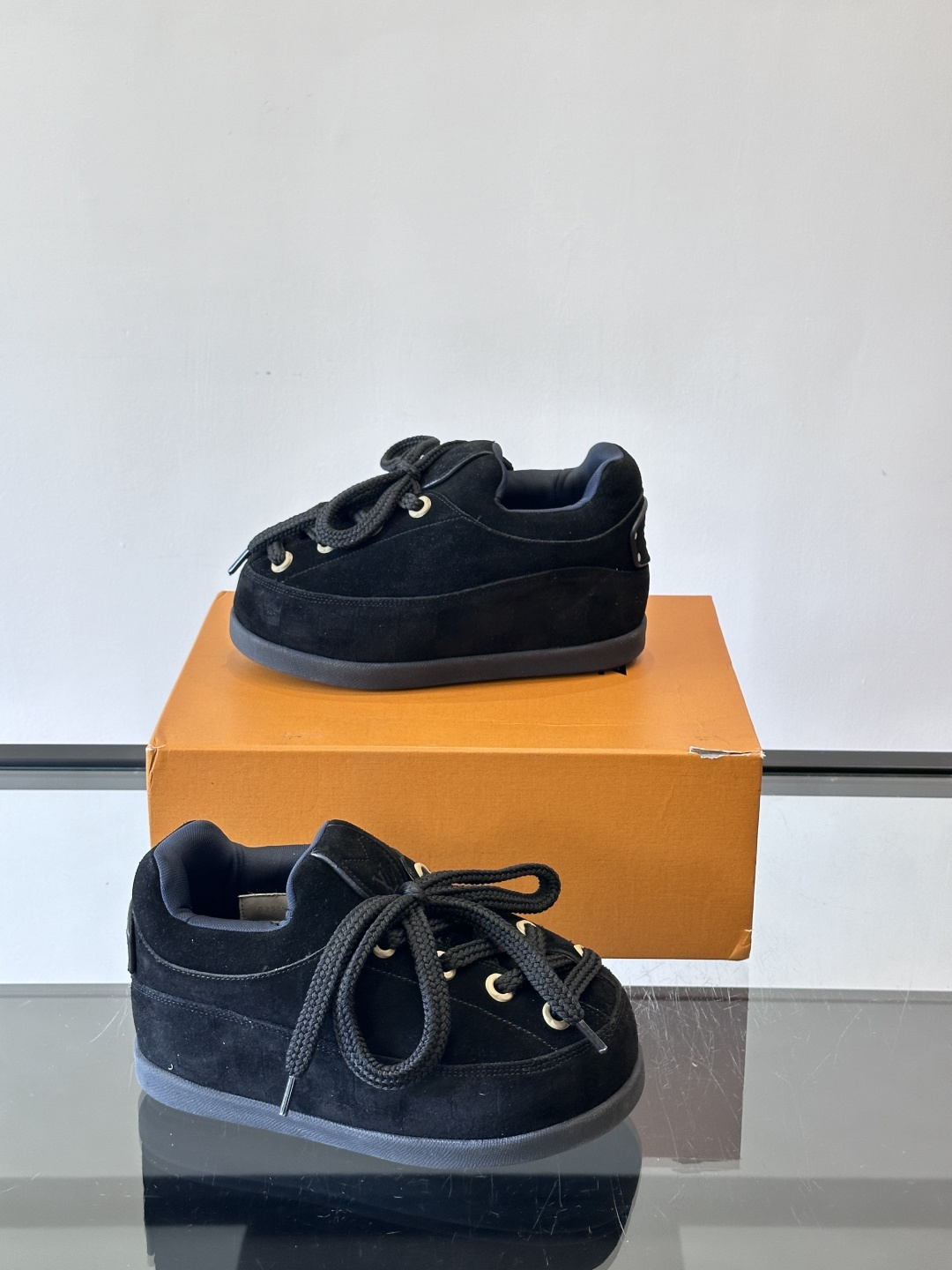 LV胖丁面包鞋🍞LV胖丁面包鞋是路易威登与nigo。联名的秋冬新款，圆润鞋型+复古咖啡色，羊皮革材质柔软