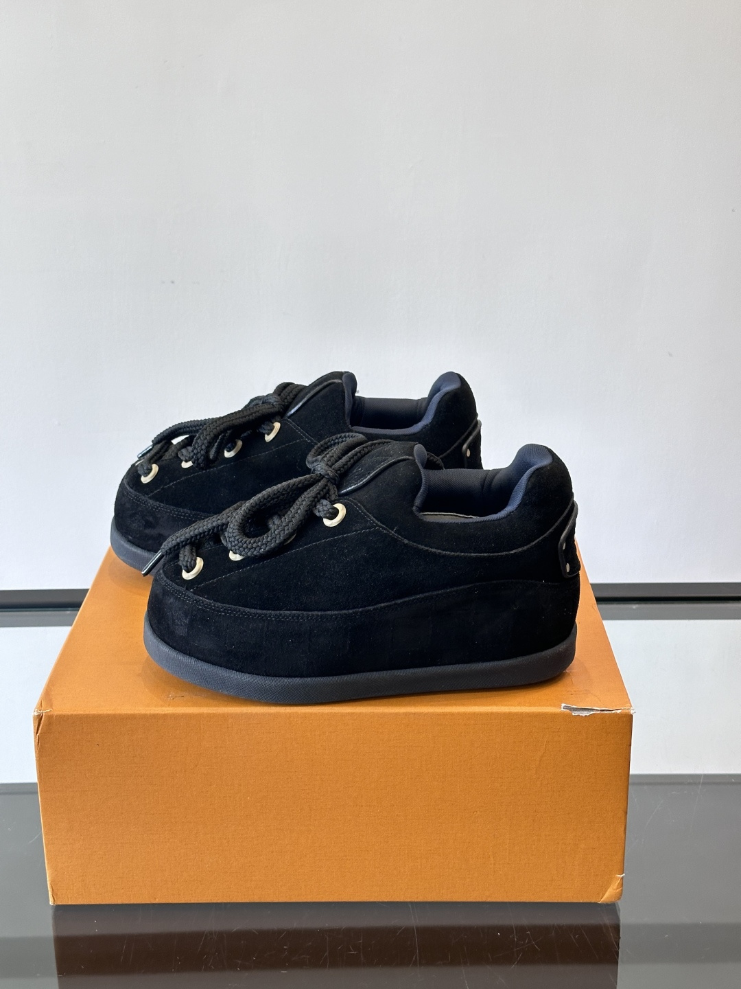 LV胖丁面包鞋🍞LV胖丁面包鞋是路易威登与nigo。联名的秋冬新款，圆润鞋型+复古咖啡色，羊皮革材质柔软