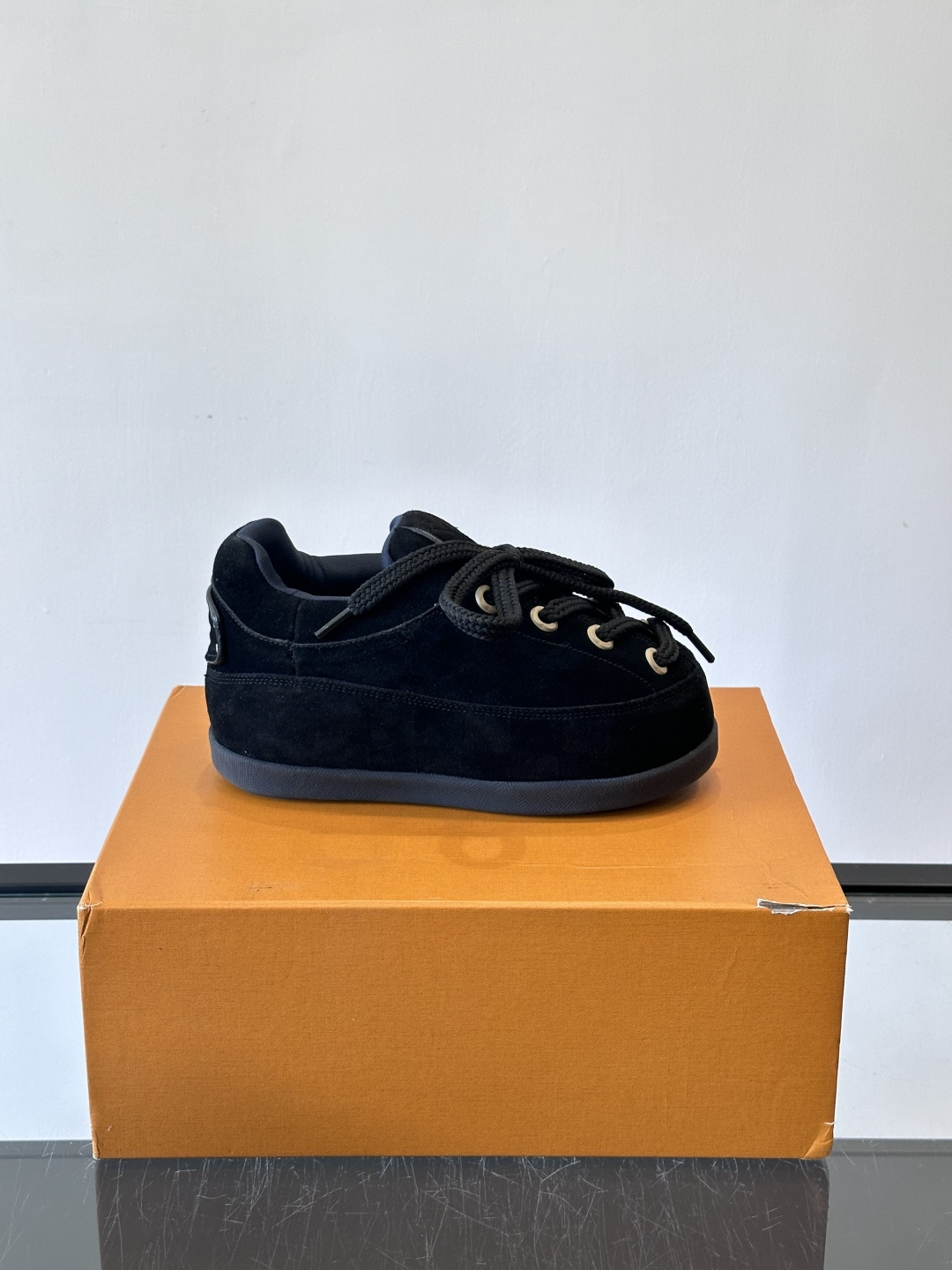 LV胖丁面包鞋🍞LV胖丁面包鞋是路易威登与nigo。联名的秋冬新款，圆润鞋型+复古咖啡色，羊皮革材质柔软