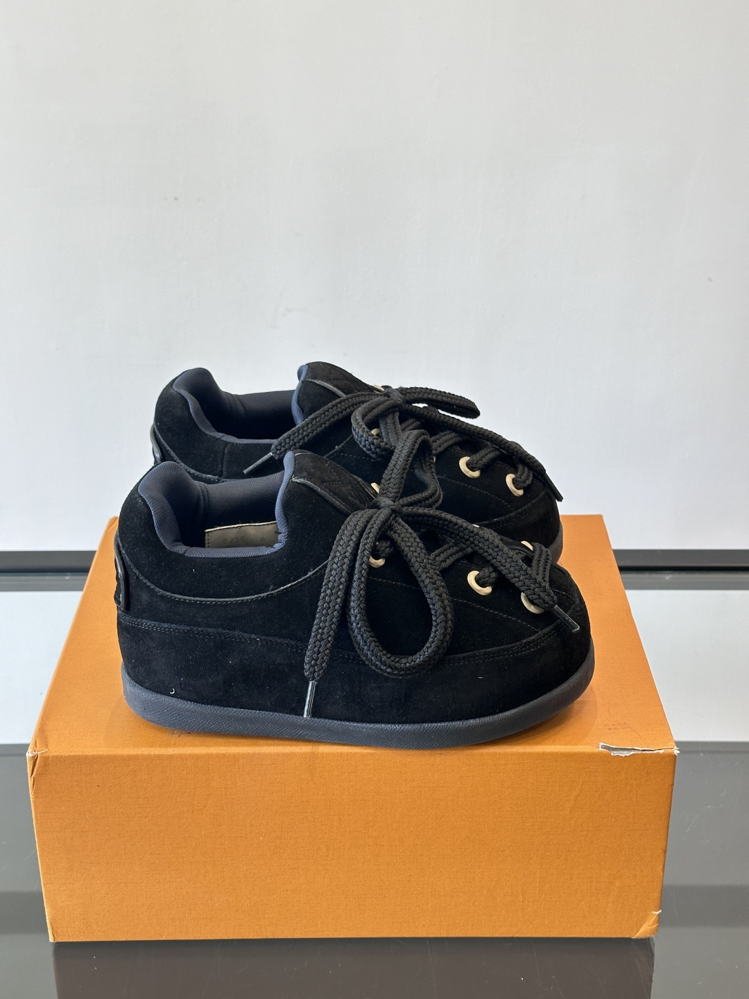 LV胖丁面包鞋🍞LV胖丁面包鞋是路易威登与nigo。联名的秋冬新款，圆润鞋型+复古咖啡色，羊皮革材质柔软