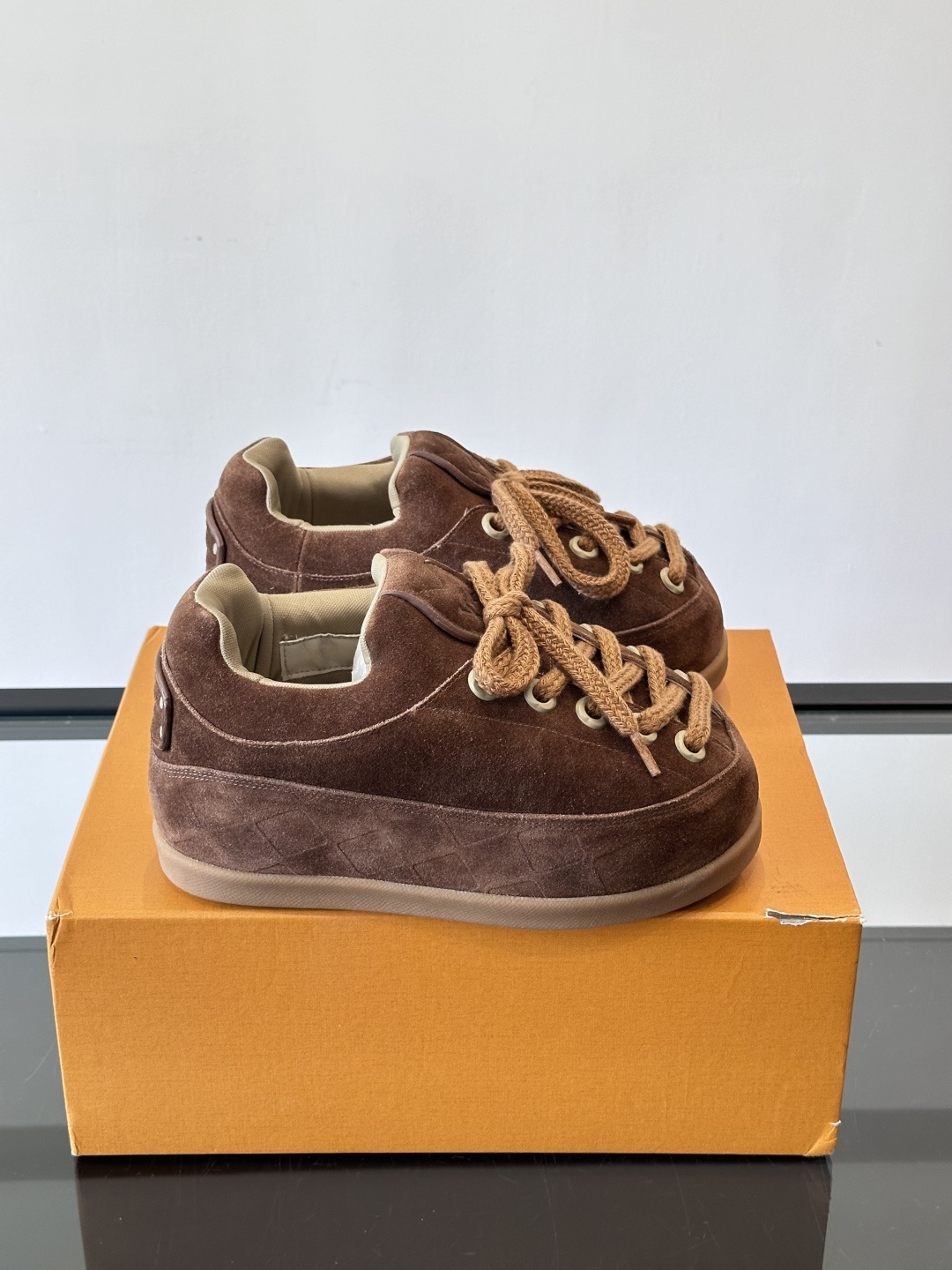 LV胖丁面包鞋🍞LV胖丁面包鞋是路易威登与nigo。联名的秋冬新款，圆润鞋型+复古咖啡色，羊皮革材质柔软