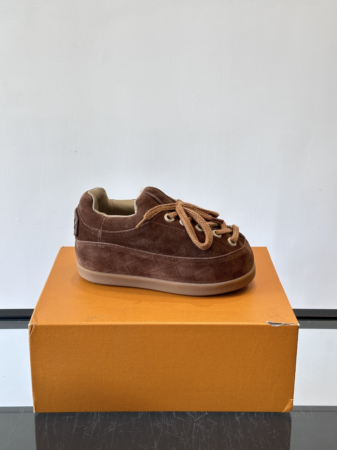 LV胖丁面包鞋🍞LV胖丁面包鞋是路易威登与nigo。联名的秋冬新款，圆润鞋型+复古咖啡色，羊皮革材质柔软