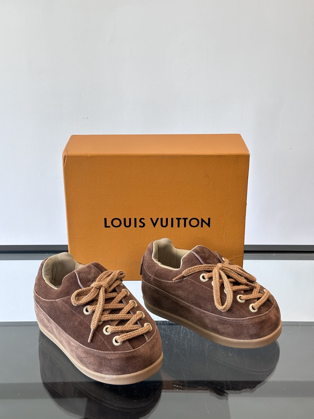 LV胖丁面包鞋🍞LV胖丁面包鞋是路易威登与nigo。联名的秋冬新款，圆润鞋型+复古咖啡色，羊皮革材质柔软