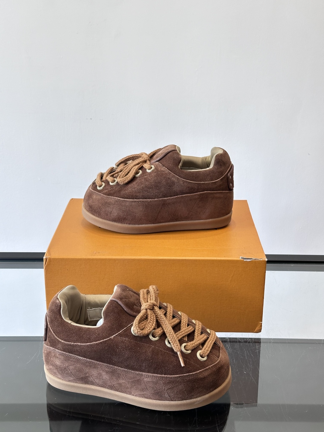 LV胖丁面包鞋🍞LV胖丁面包鞋是路易威登与nigo。联名的秋冬新款，圆润鞋型+复古咖啡色，羊皮革材质柔软