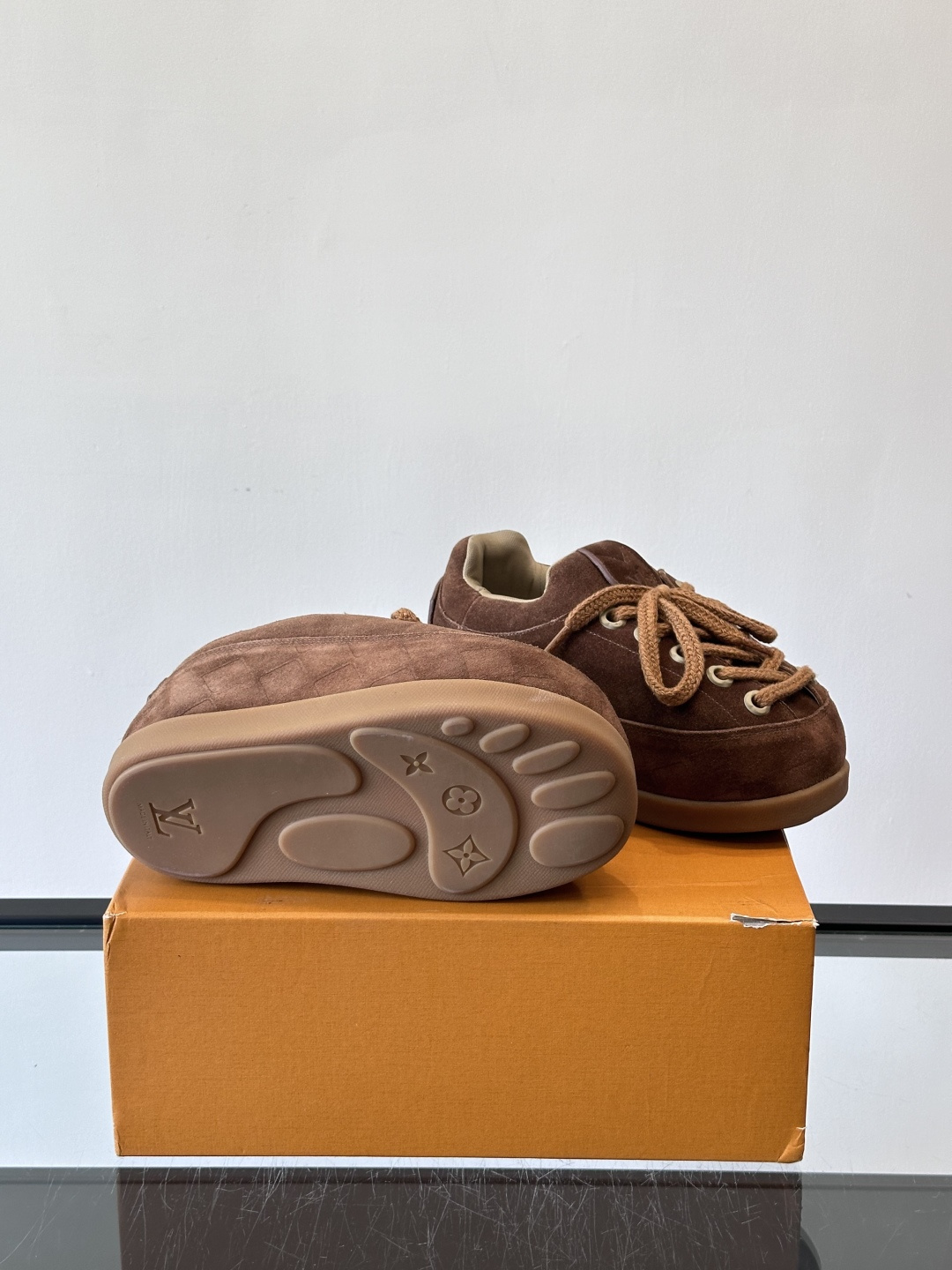 LV胖丁面包鞋🍞LV胖丁面包鞋是路易威登与nigo。联名的秋冬新款，圆润鞋型+复古咖啡色，羊皮革材质柔软