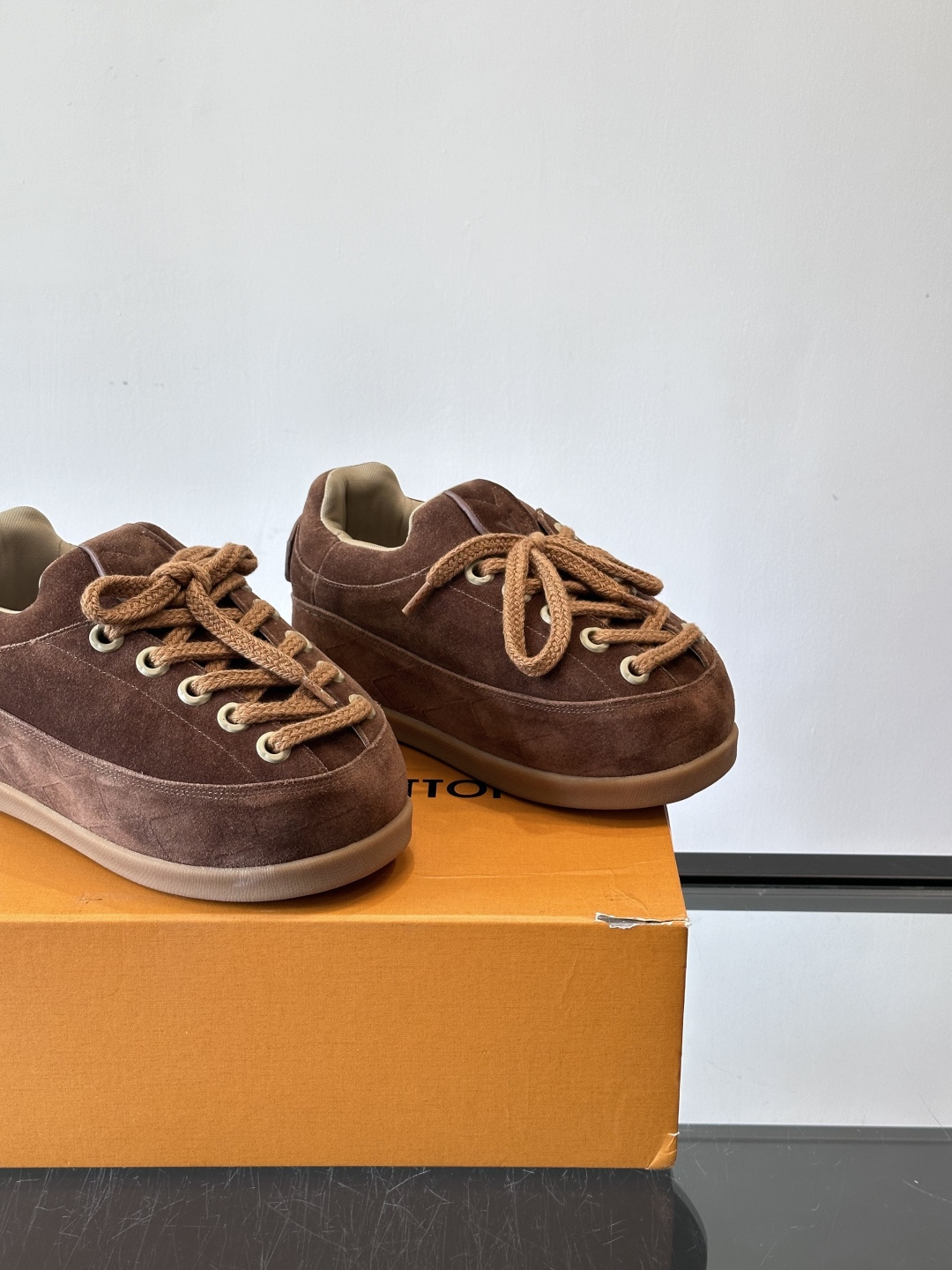 LV胖丁面包鞋🍞LV胖丁面包鞋是路易威登与nigo。联名的秋冬新款，圆润鞋型+复古咖啡色，羊皮革材质柔软