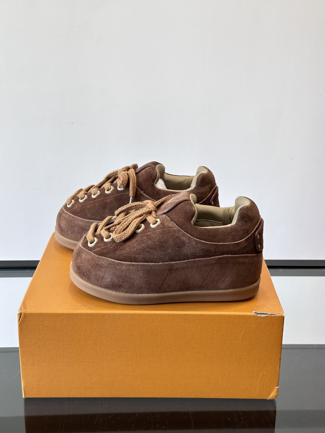 LV胖丁面包鞋🍞LV胖丁面包鞋是路易威登与nigo。联名的秋冬新款，圆润鞋型+复古咖啡色，羊皮革材质柔软