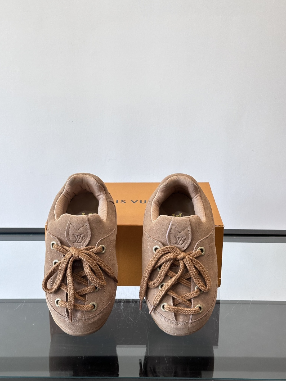 LV胖丁面包鞋🍞LV胖丁面包鞋是路易威登与nigo。联名的秋冬新款，圆润鞋型+复古咖啡色，羊皮革材质柔软