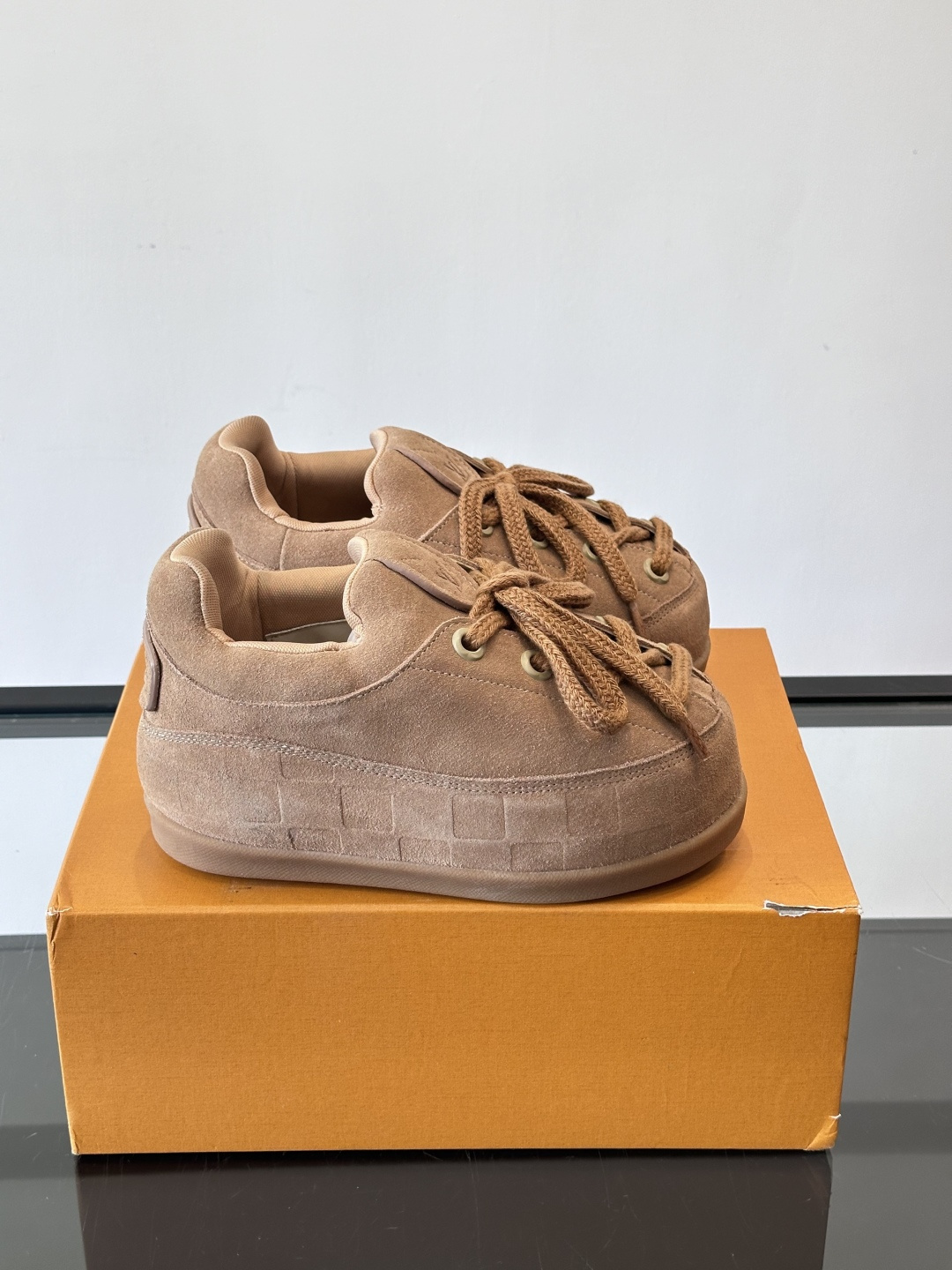 LV胖丁面包鞋🍞LV胖丁面包鞋是路易威登与nigo。联名的秋冬新款，圆润鞋型+复古咖啡色，羊皮革材质柔软