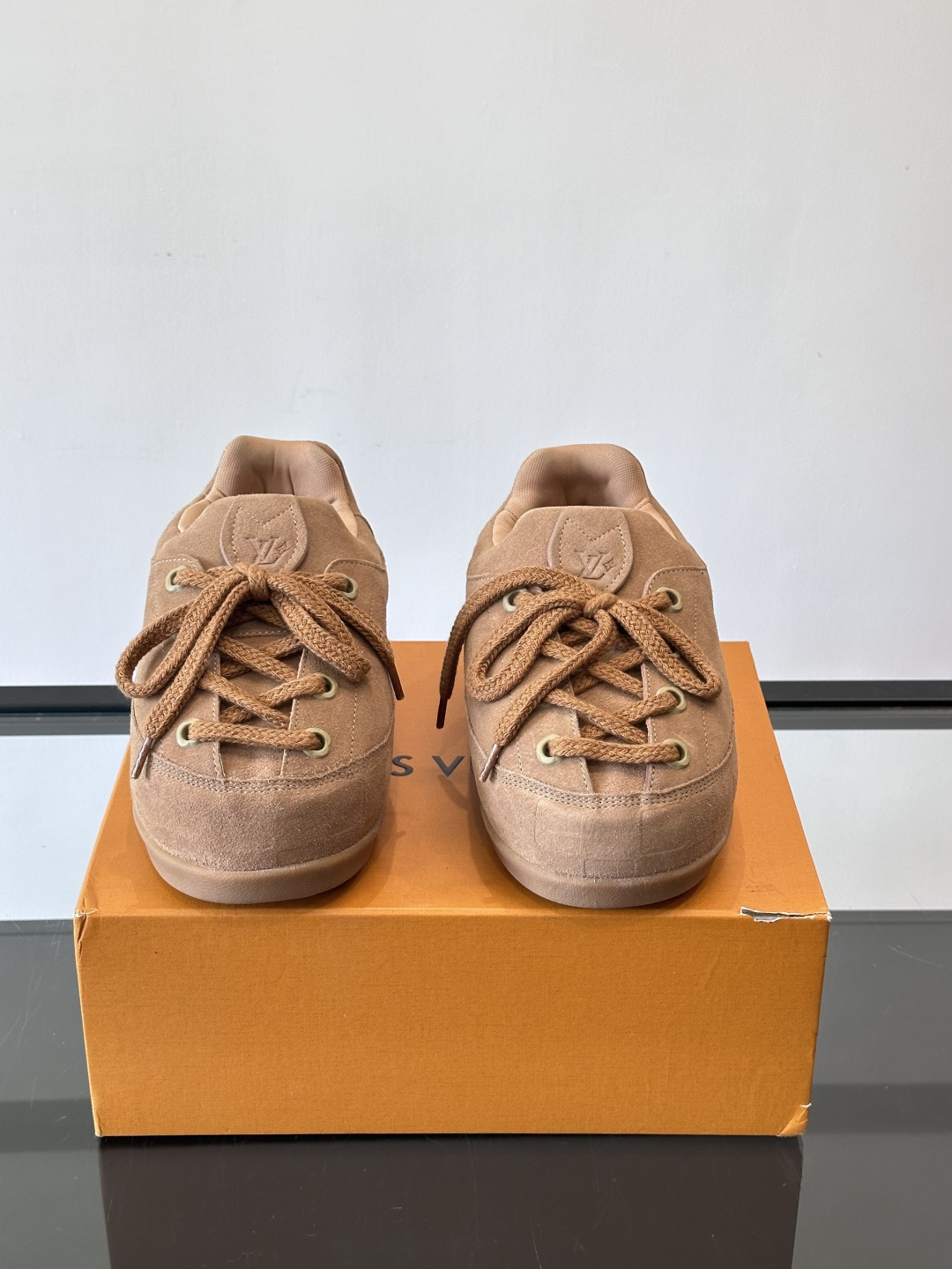 LV胖丁面包鞋🍞LV胖丁面包鞋是路易威登与nigo。联名的秋冬新款，圆润鞋型+复古咖啡色，羊皮革材质柔软