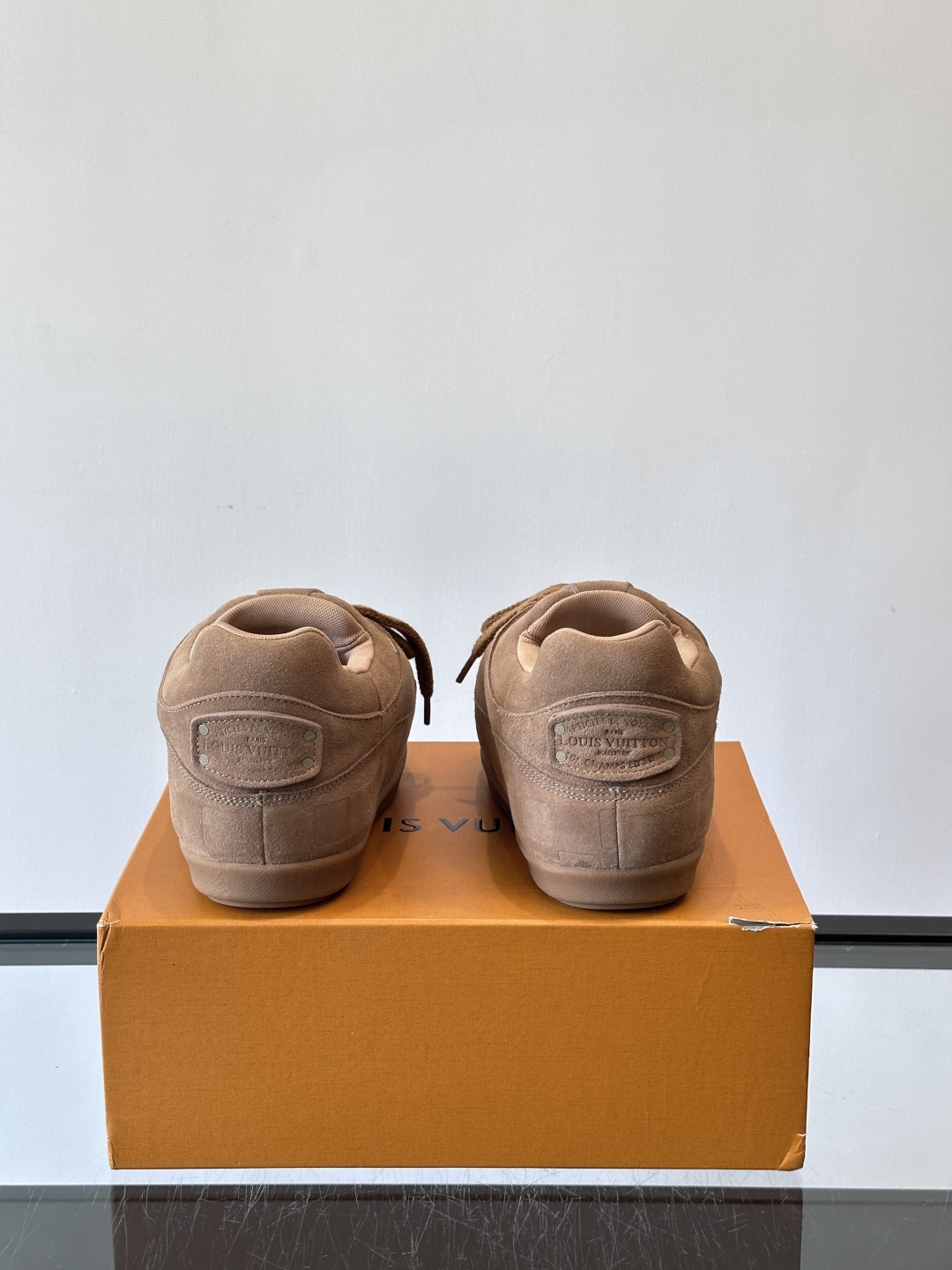 LV胖丁面包鞋🍞LV胖丁面包鞋是路易威登与nigo。联名的秋冬新款，圆润鞋型+复古咖啡色，羊皮革材质柔软
