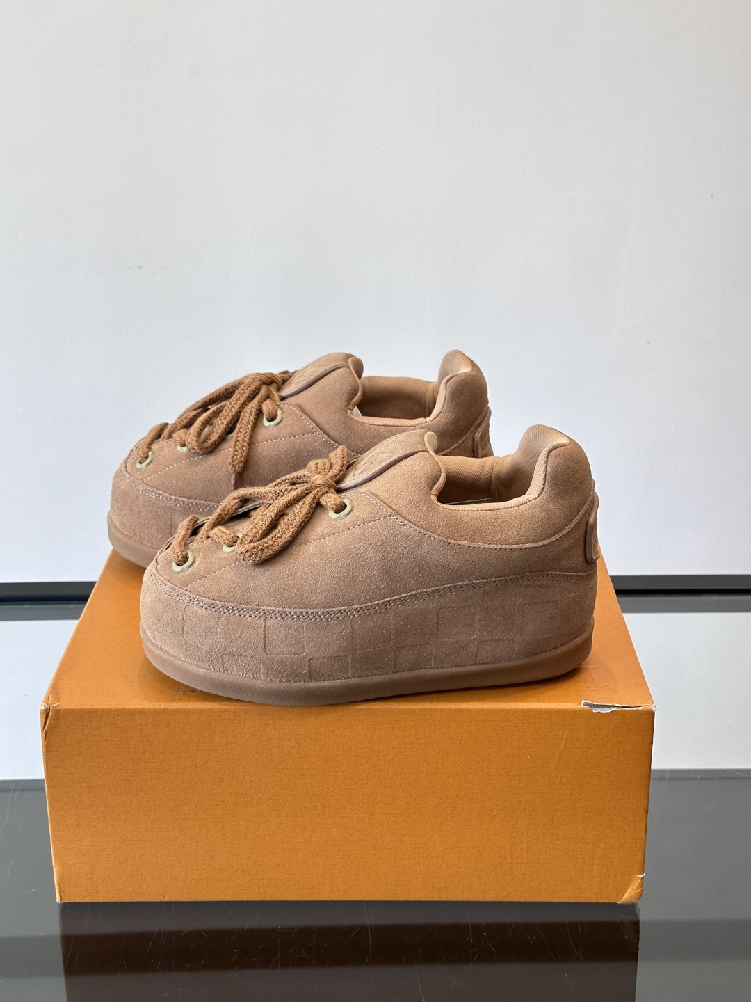 LV胖丁面包鞋🍞LV胖丁面包鞋是路易威登与nigo。联名的秋冬新款，圆润鞋型+复古咖啡色，羊皮革材质柔软