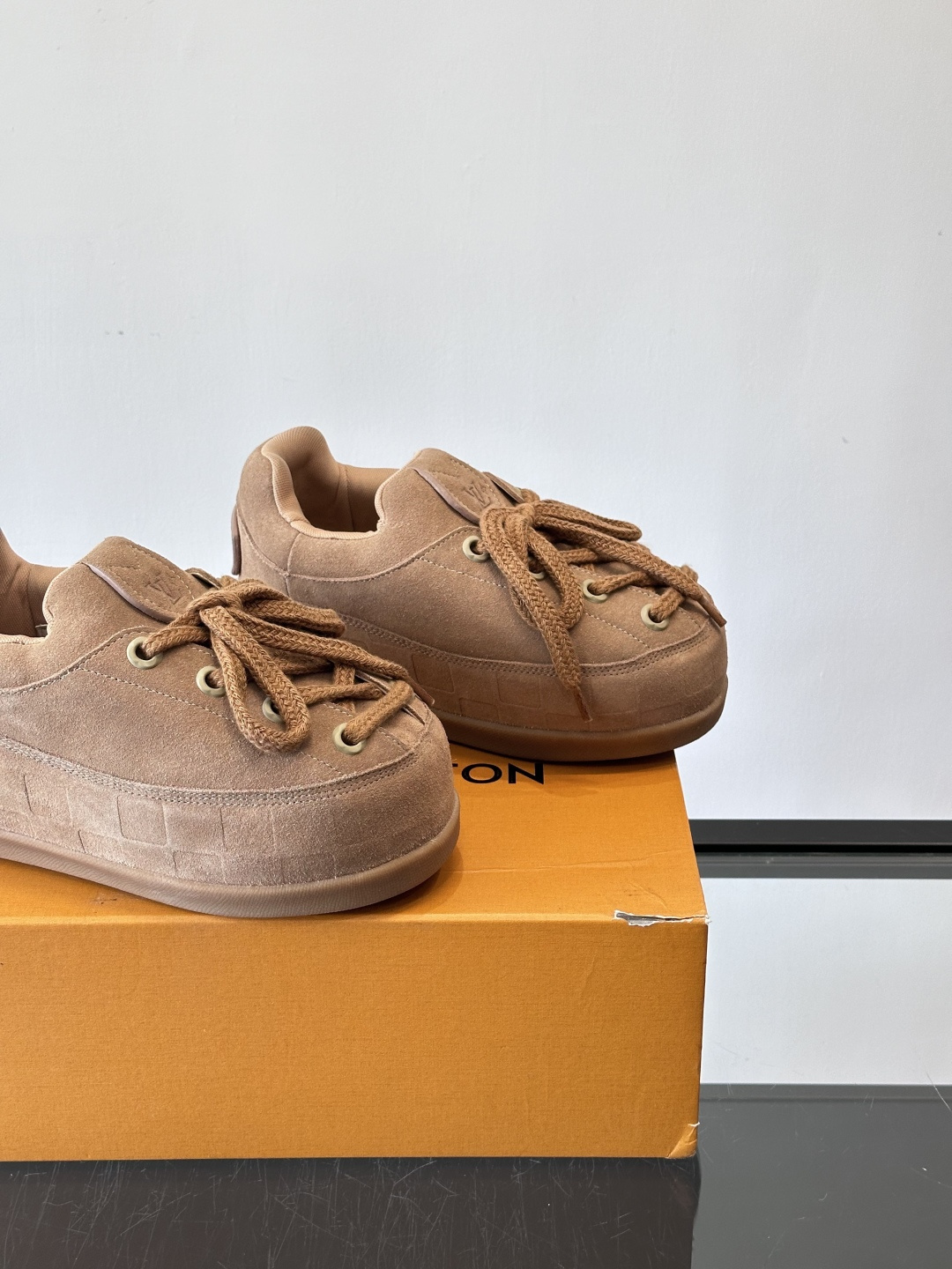 LV胖丁面包鞋🍞LV胖丁面包鞋是路易威登与nigo。联名的秋冬新款，圆润鞋型+复古咖啡色，羊皮革材质柔软