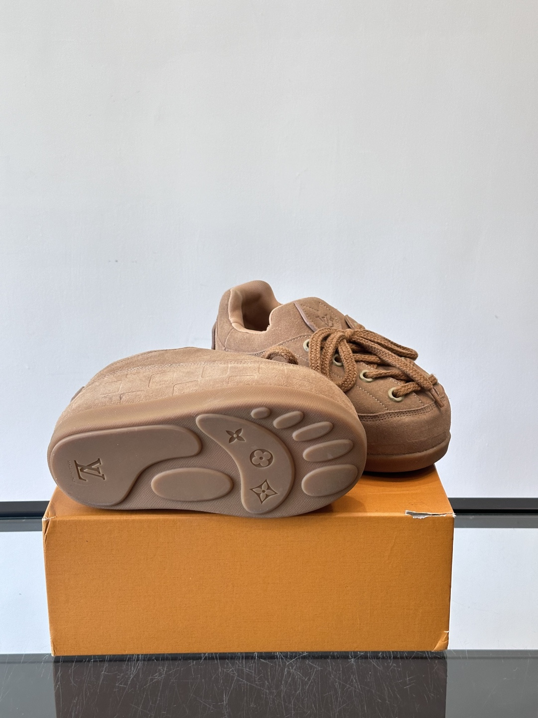 LV胖丁面包鞋🍞LV胖丁面包鞋是路易威登与nigo。联名的秋冬新款，圆润鞋型+复古咖啡色，羊皮革材质柔软