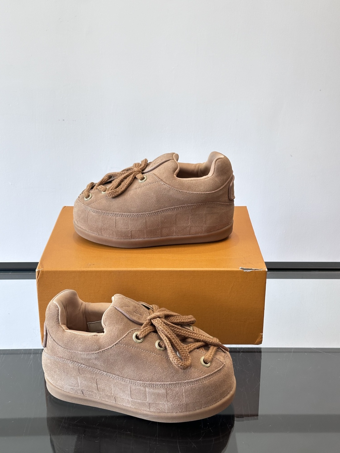 LV胖丁面包鞋🍞LV胖丁面包鞋是路易威登与nigo。联名的秋冬新款，圆润鞋型+复古咖啡色，羊皮革材质柔软