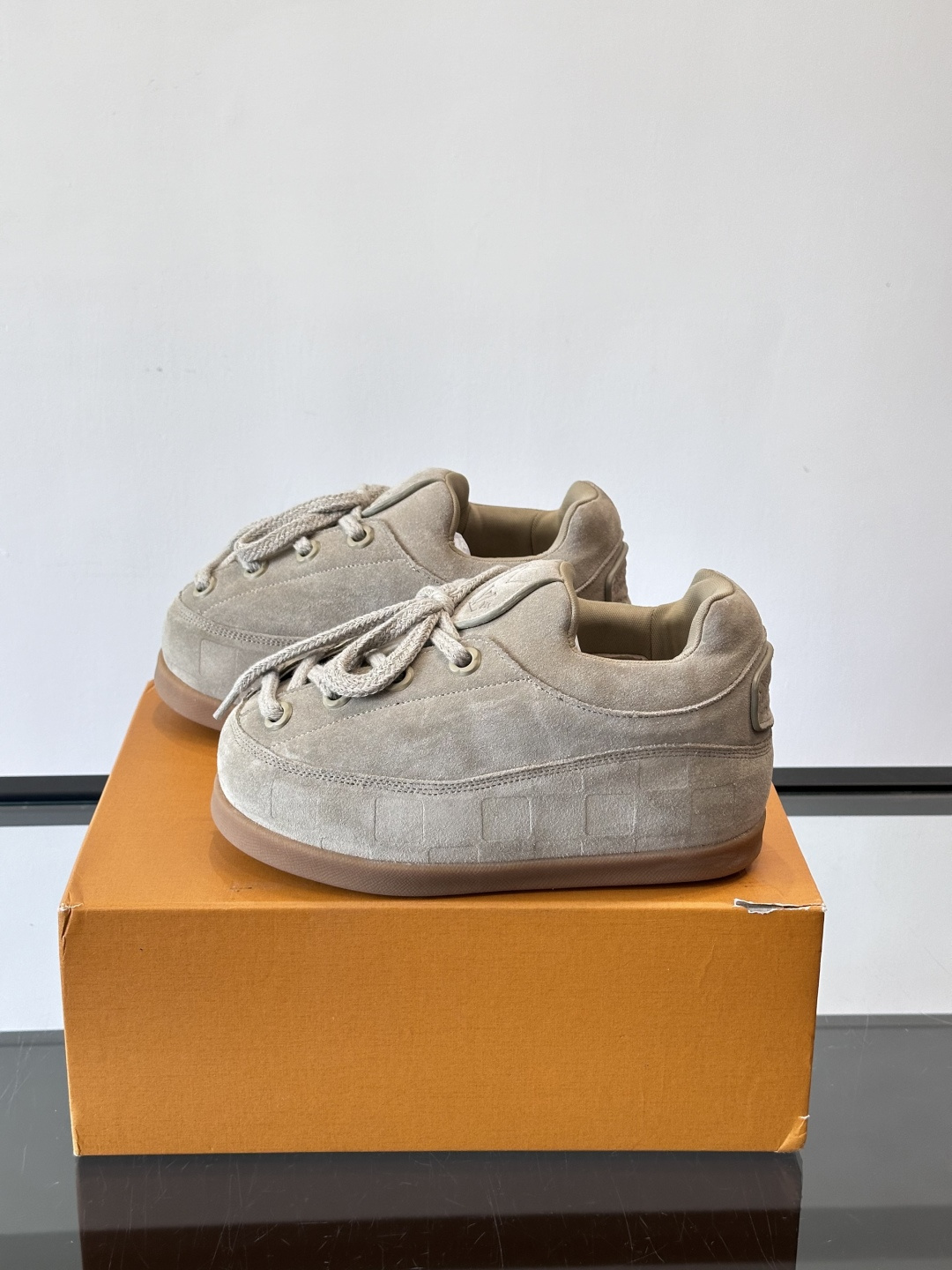 LV胖丁面包鞋🍞LV胖丁面包鞋是路易威登与nigo。联名的秋冬新款，圆润鞋型+复古咖啡色，羊皮革材质柔软