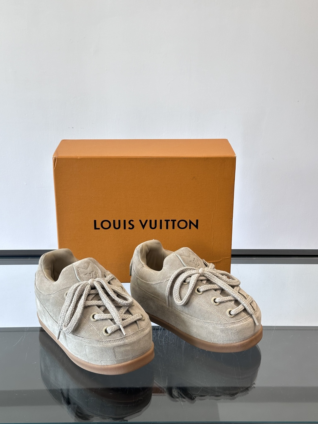 LV胖丁面包鞋🍞LV胖丁面包鞋是路易威登与nigo。联名的秋冬新款，圆润鞋型+复古咖啡色，羊皮革材质柔软