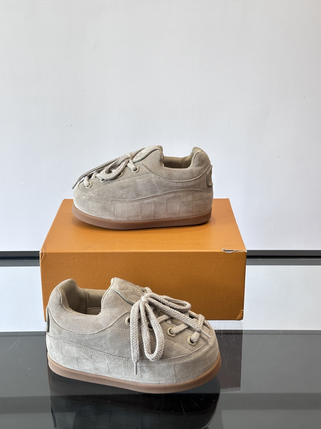 LV胖丁面包鞋🍞LV胖丁面包鞋是路易威登与nigo。联名的秋冬新款，圆润鞋型+复古咖啡色，羊皮革材质柔软