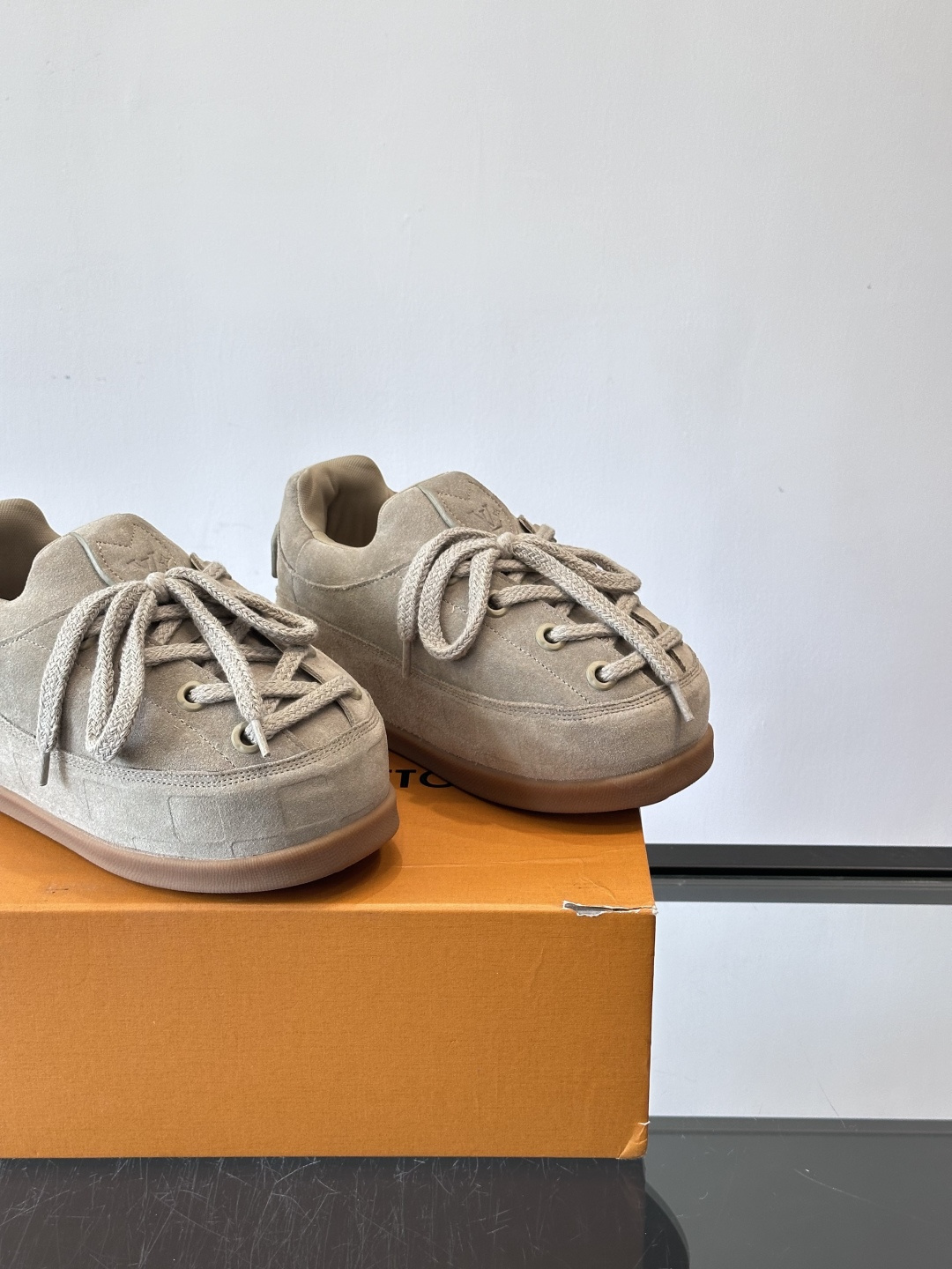 LV胖丁面包鞋🍞LV胖丁面包鞋是路易威登与nigo。联名的秋冬新款，圆润鞋型+复古咖啡色，羊皮革材质柔软