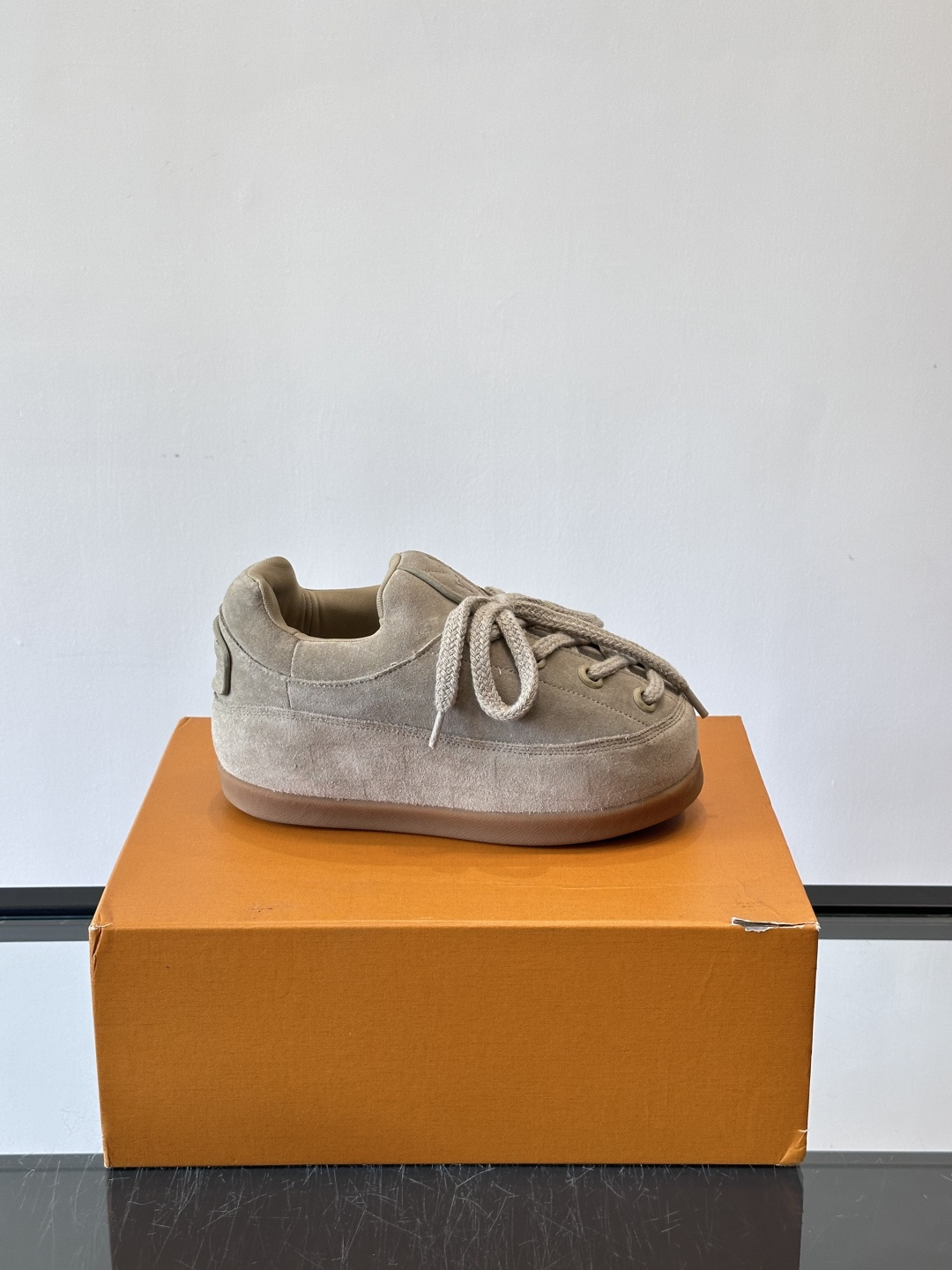 LV胖丁面包鞋🍞LV胖丁面包鞋是路易威登与nigo。联名的秋冬新款，圆润鞋型+复古咖啡色，羊皮革材质柔软