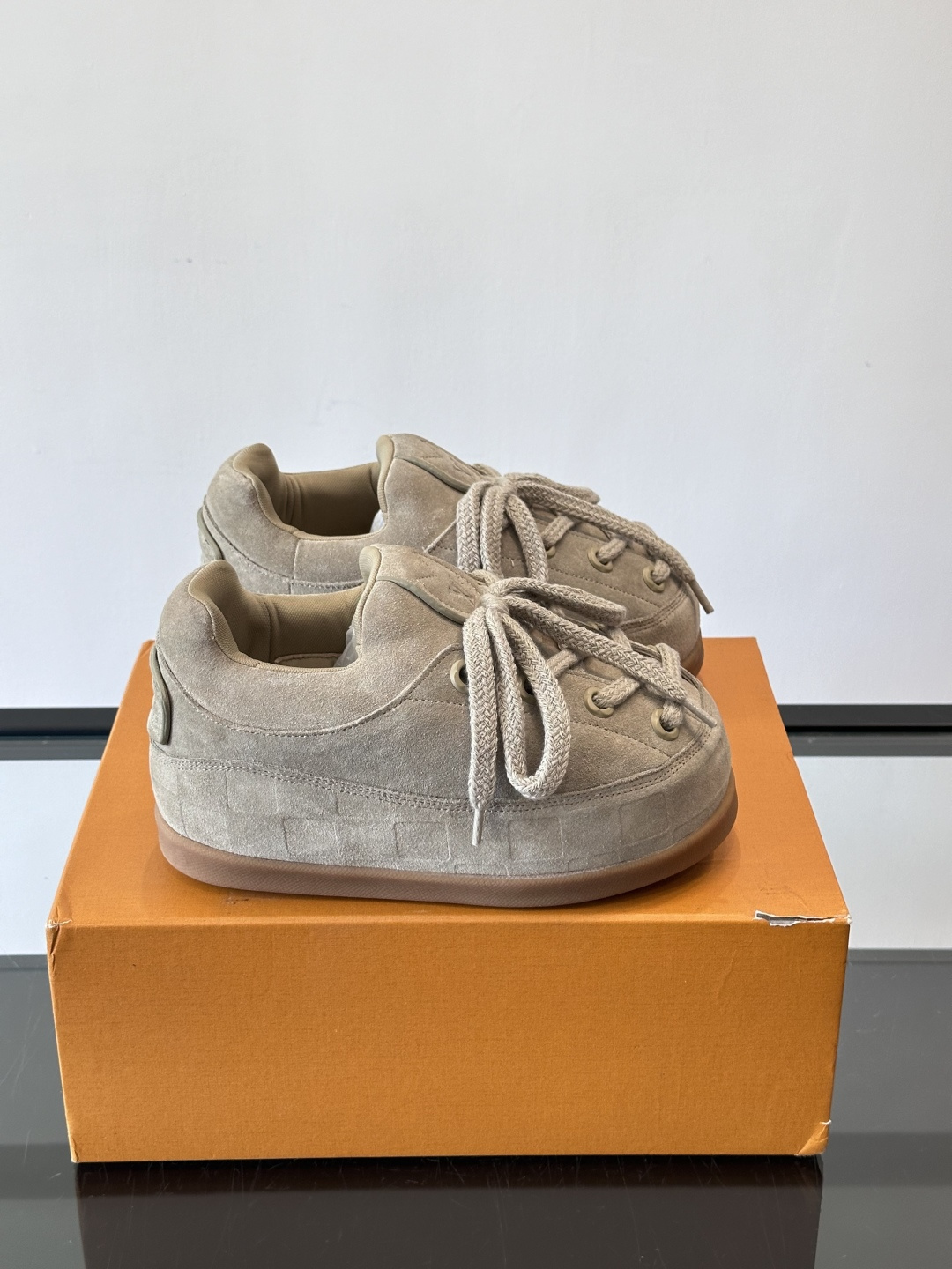 LV胖丁面包鞋🍞LV胖丁面包鞋是路易威登与nigo。联名的秋冬新款，圆润鞋型+复古咖啡色，羊皮革材质柔软