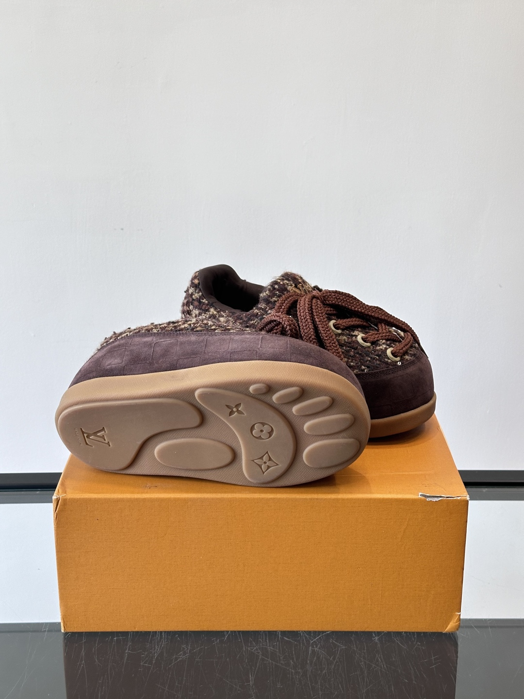 LV胖丁面包鞋🍞LV胖丁面包鞋是路易威登与nigo。联名的秋冬新款，圆润鞋型+复古咖啡色，羊皮革材质柔软