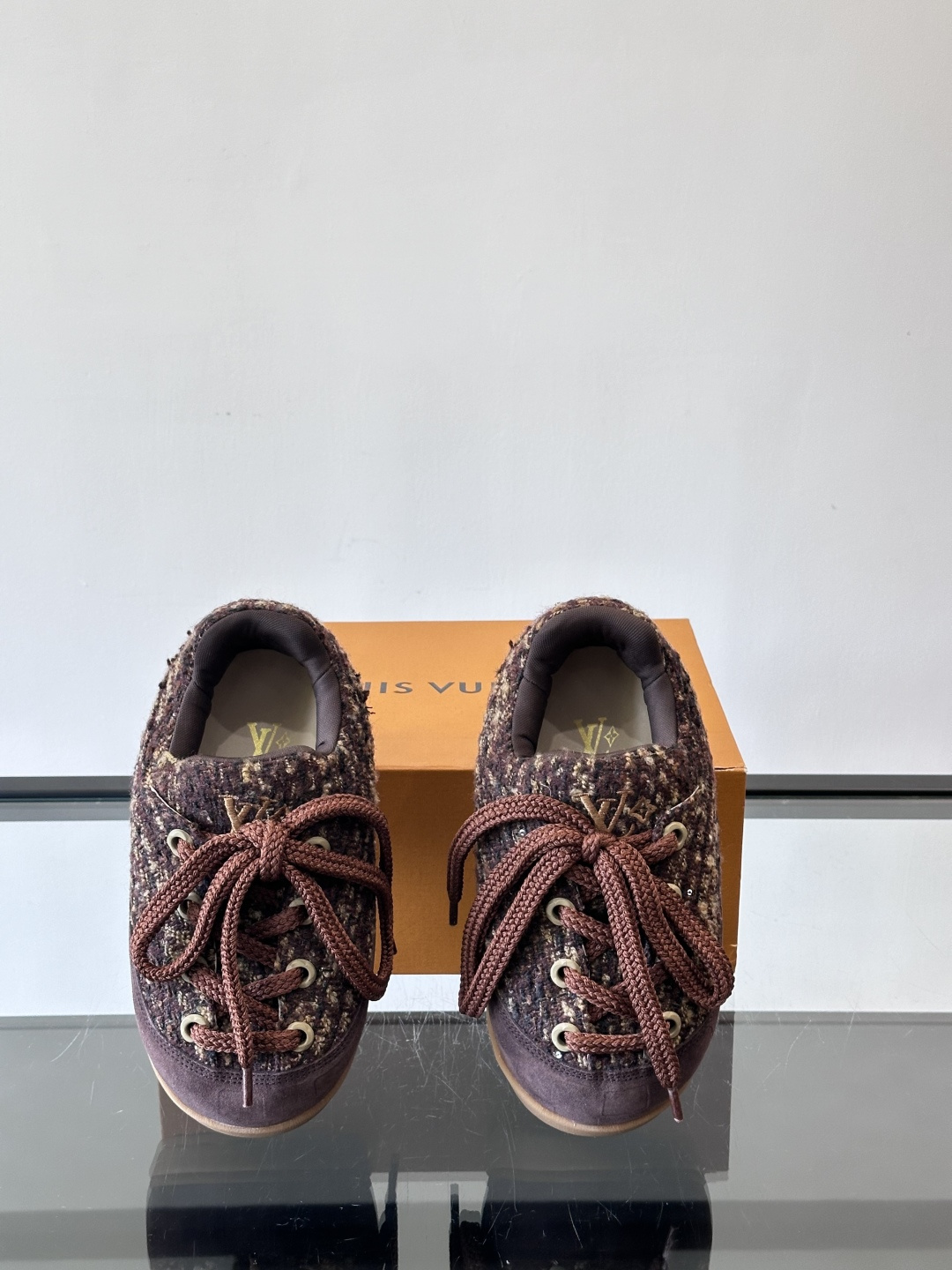 LV胖丁面包鞋🍞LV胖丁面包鞋是路易威登与nigo。联名的秋冬新款，圆润鞋型+复古咖啡色，羊皮革材质柔软