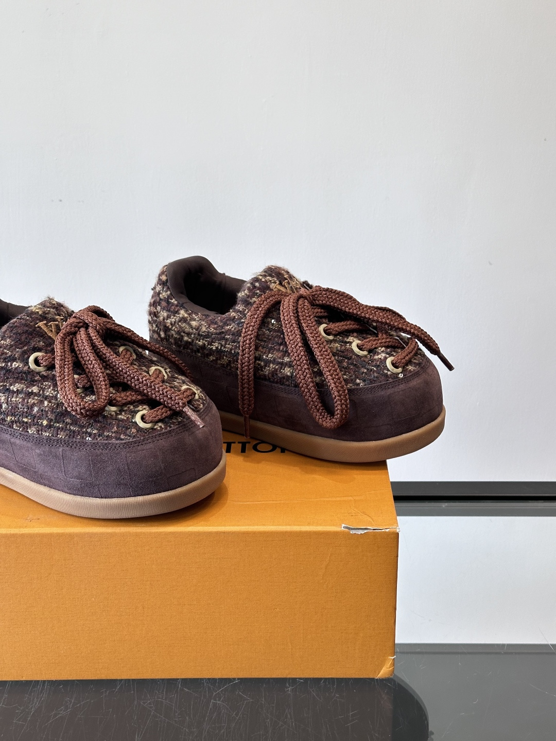 LV胖丁面包鞋🍞LV胖丁面包鞋是路易威登与nigo。联名的秋冬新款，圆润鞋型+复古咖啡色，羊皮革材质柔软