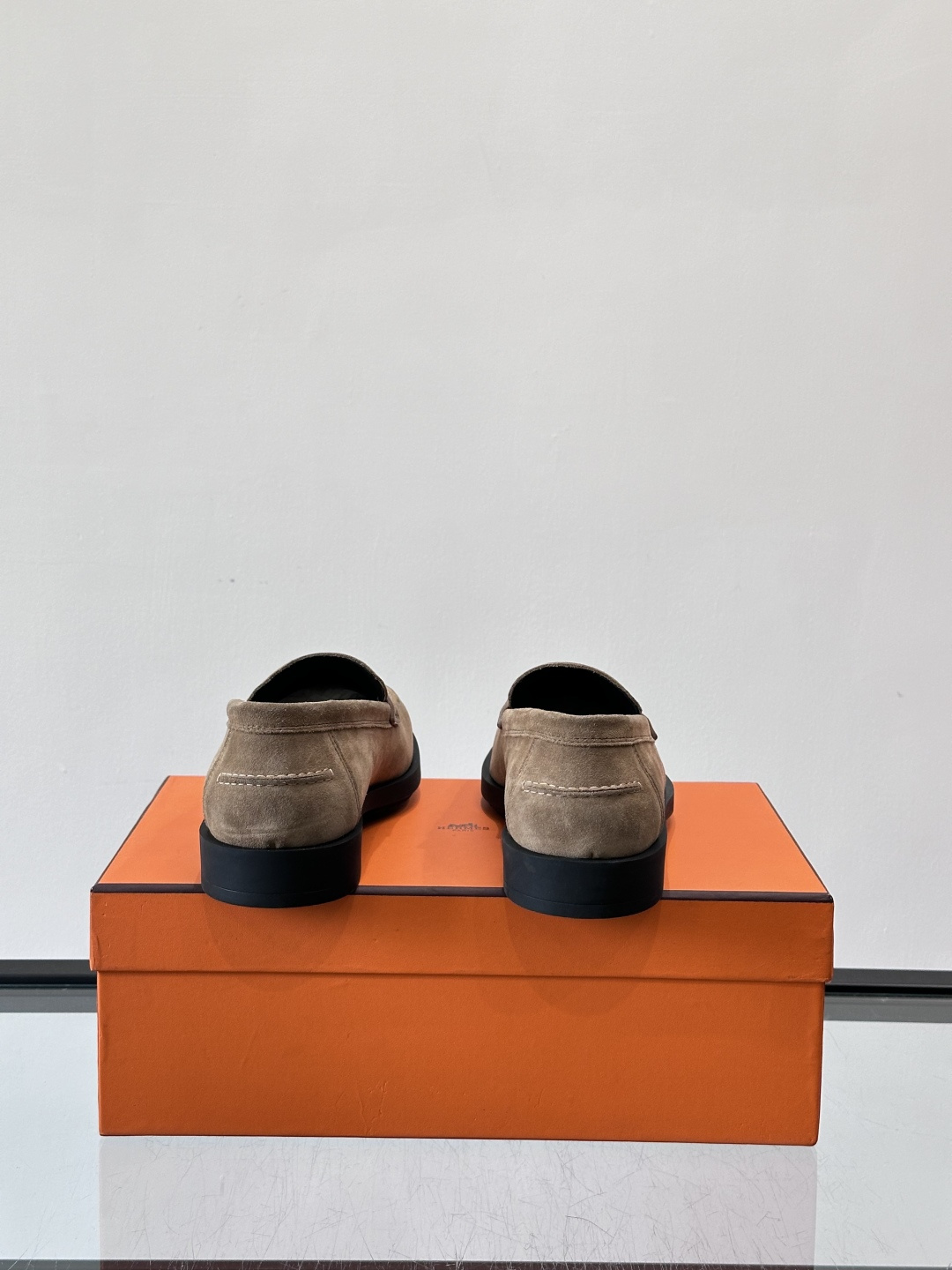 爱马仕 Go Mule乐福鞋这款爱马仕GoMule乐福鞋，采用进口牛反绒，柔软舒适，内里和垫脚都是羊皮，