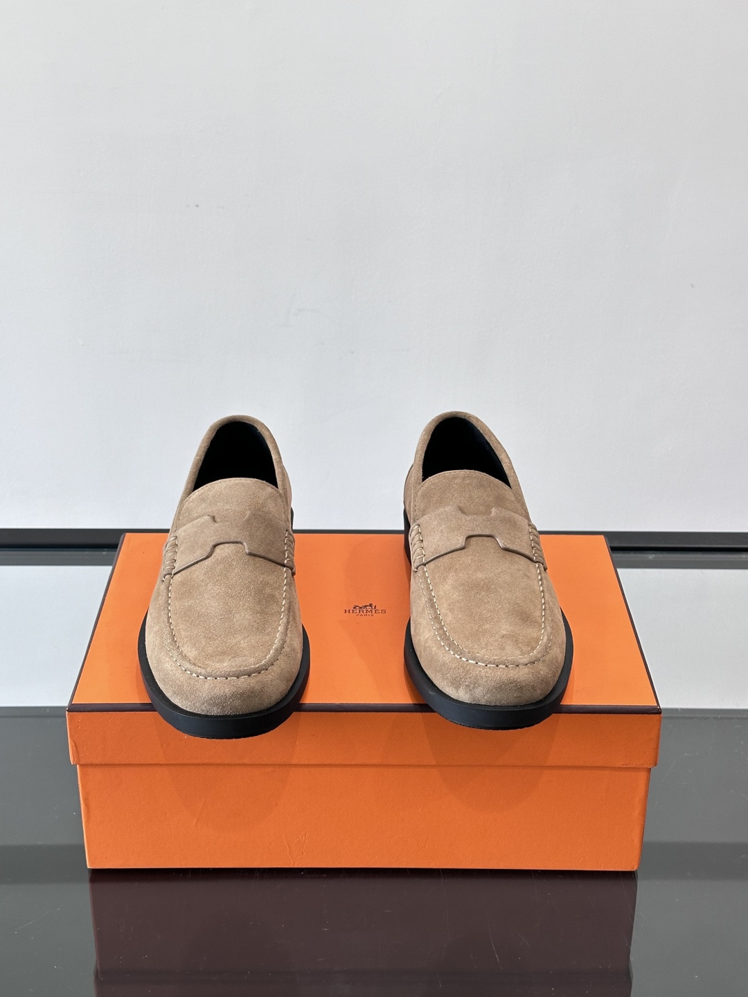 爱马仕 Go Mule乐福鞋这款爱马仕GoMule乐福鞋，采用进口牛反绒，柔软舒适，内里和垫脚都是羊皮，