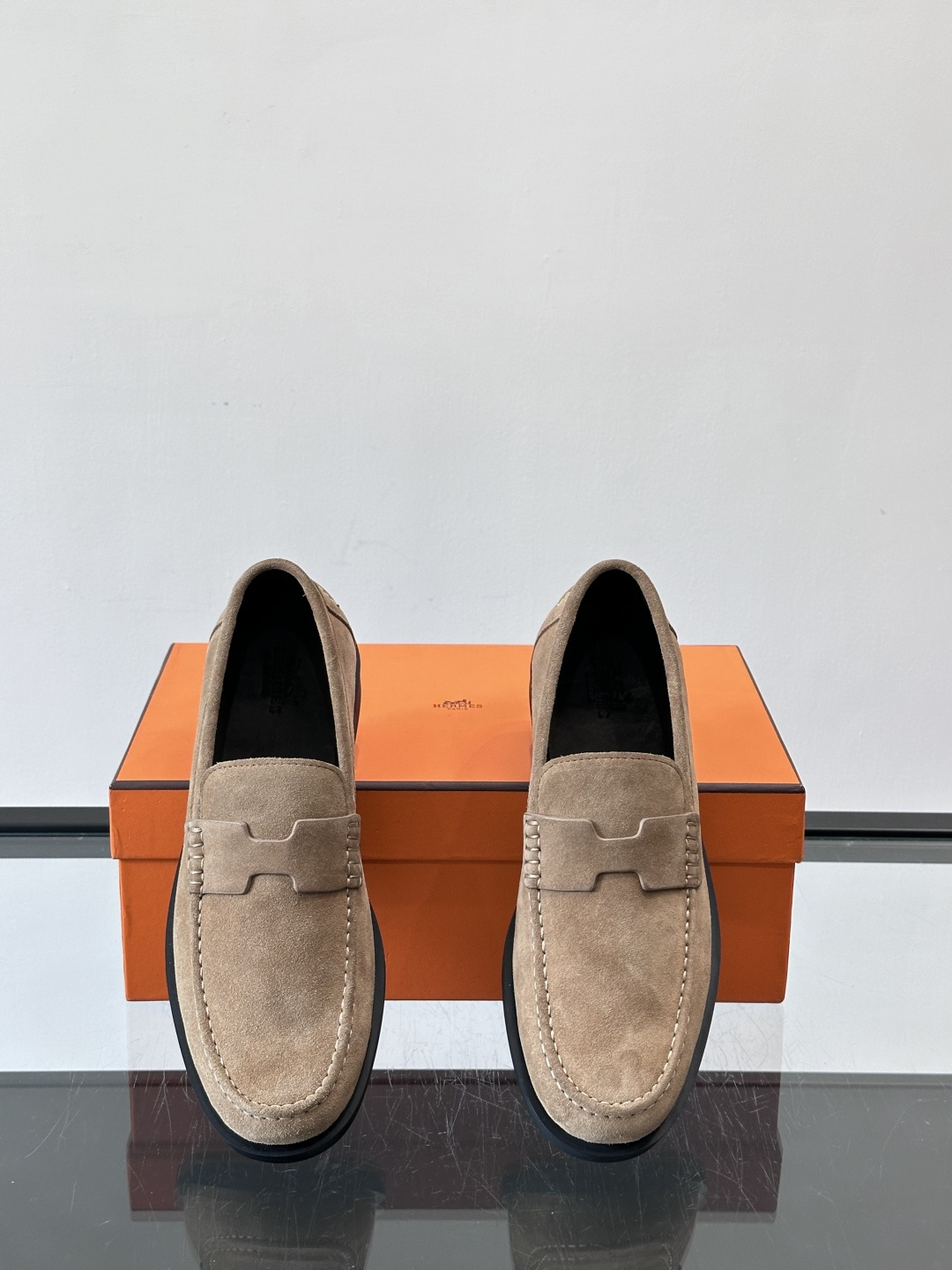 爱马仕 Go Mule乐福鞋这款爱马仕GoMule乐福鞋，采用进口牛反绒，柔软舒适，内里和垫脚都是羊皮，