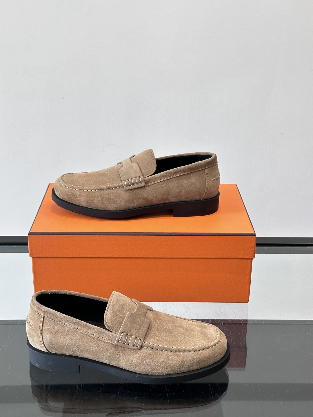 爱马仕 Go Mule乐福鞋这款爱马仕GoMule乐福鞋，采用进口牛反绒，柔软舒适，内里和垫脚都是羊皮，