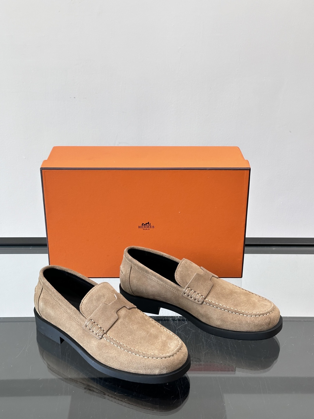 爱马仕 Go Mule乐福鞋这款爱马仕GoMule乐福鞋，采用进口牛反绒，柔软舒适，内里和垫脚都是羊皮，