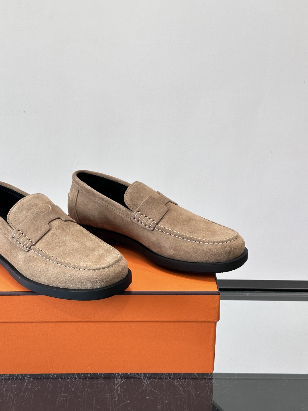 爱马仕 Go Mule乐福鞋这款爱马仕GoMule乐福鞋，采用进口牛反绒，柔软舒适，内里和垫脚都是羊皮，